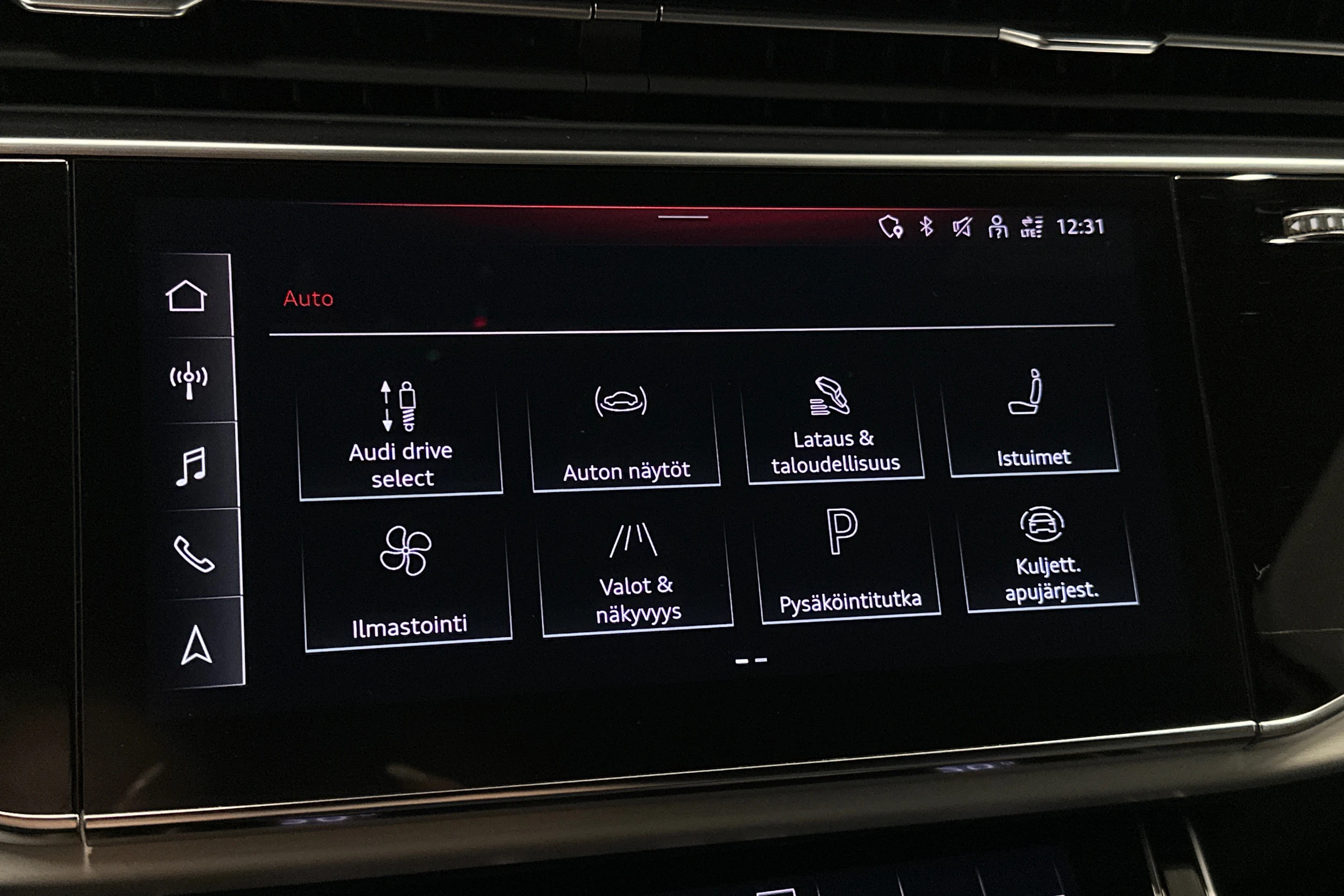 harmaa Audi Q7 2023 kuva 24.