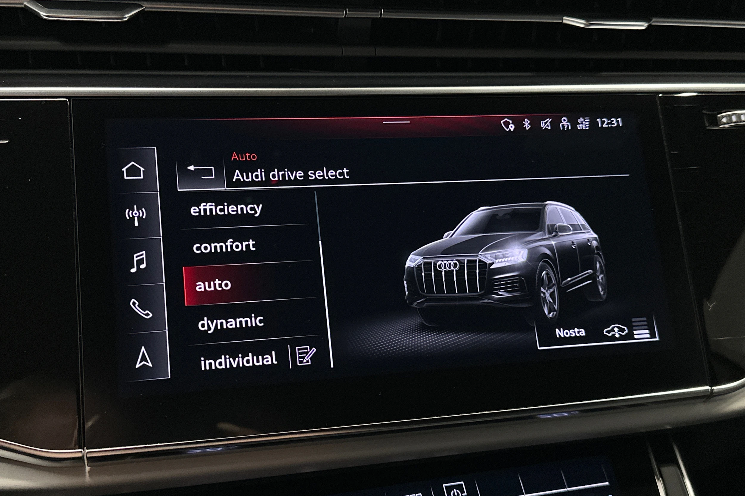 harmaa Audi Q7 2023 kuva 26.