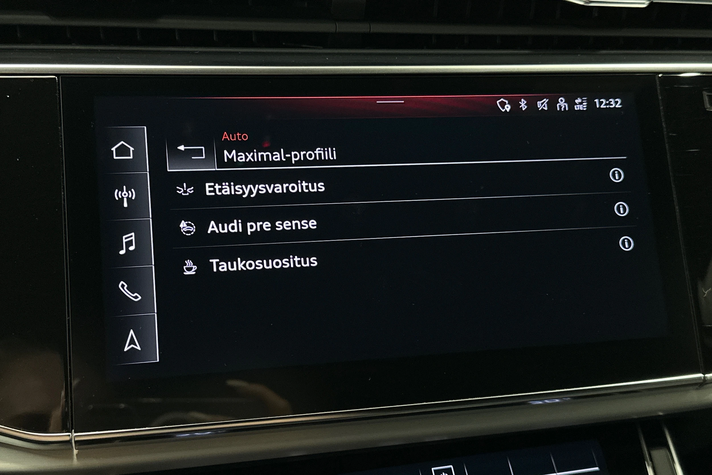 harmaa Audi Q7 2023 kuva 29.