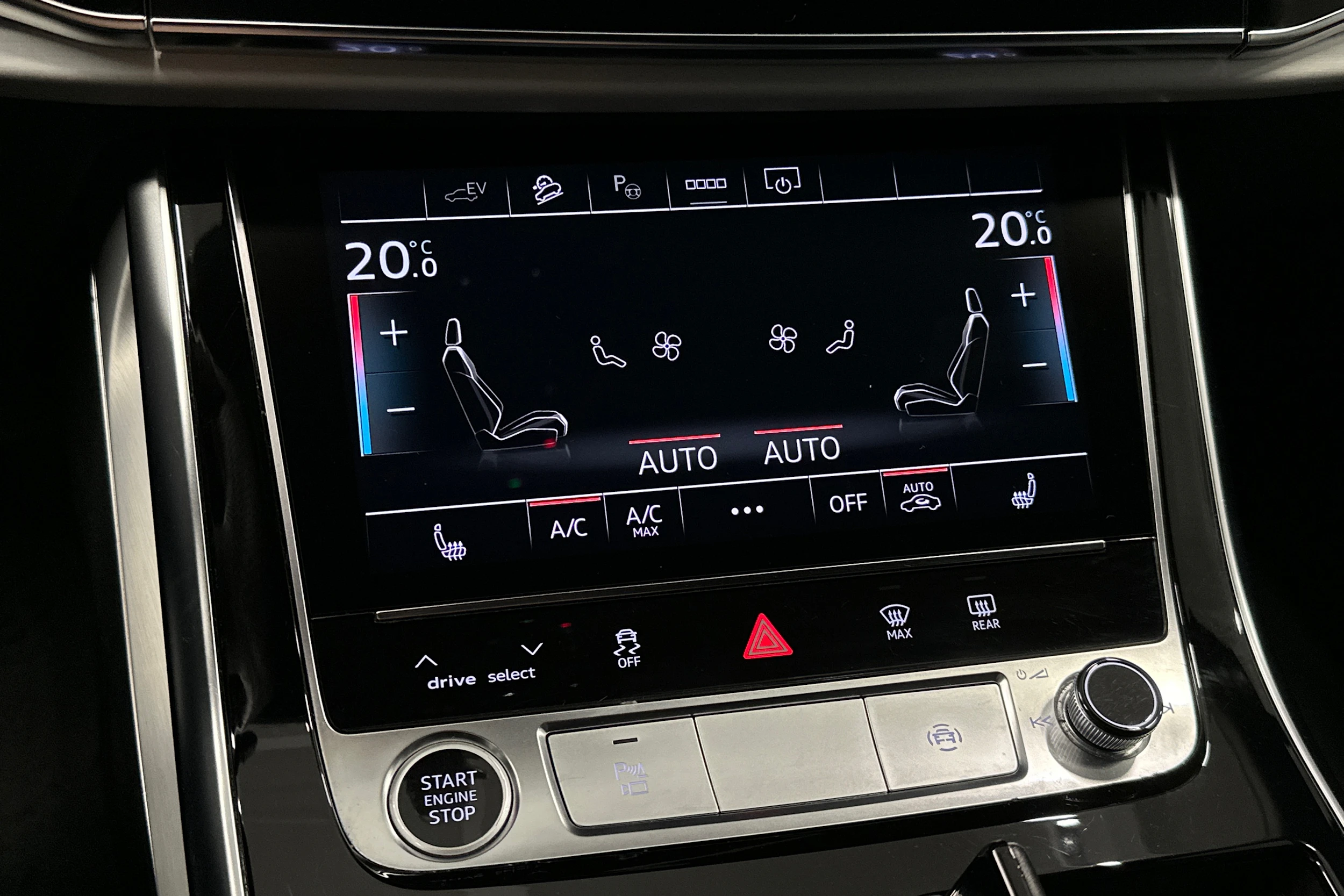 harmaa Audi Q7 2023 kuva 30.