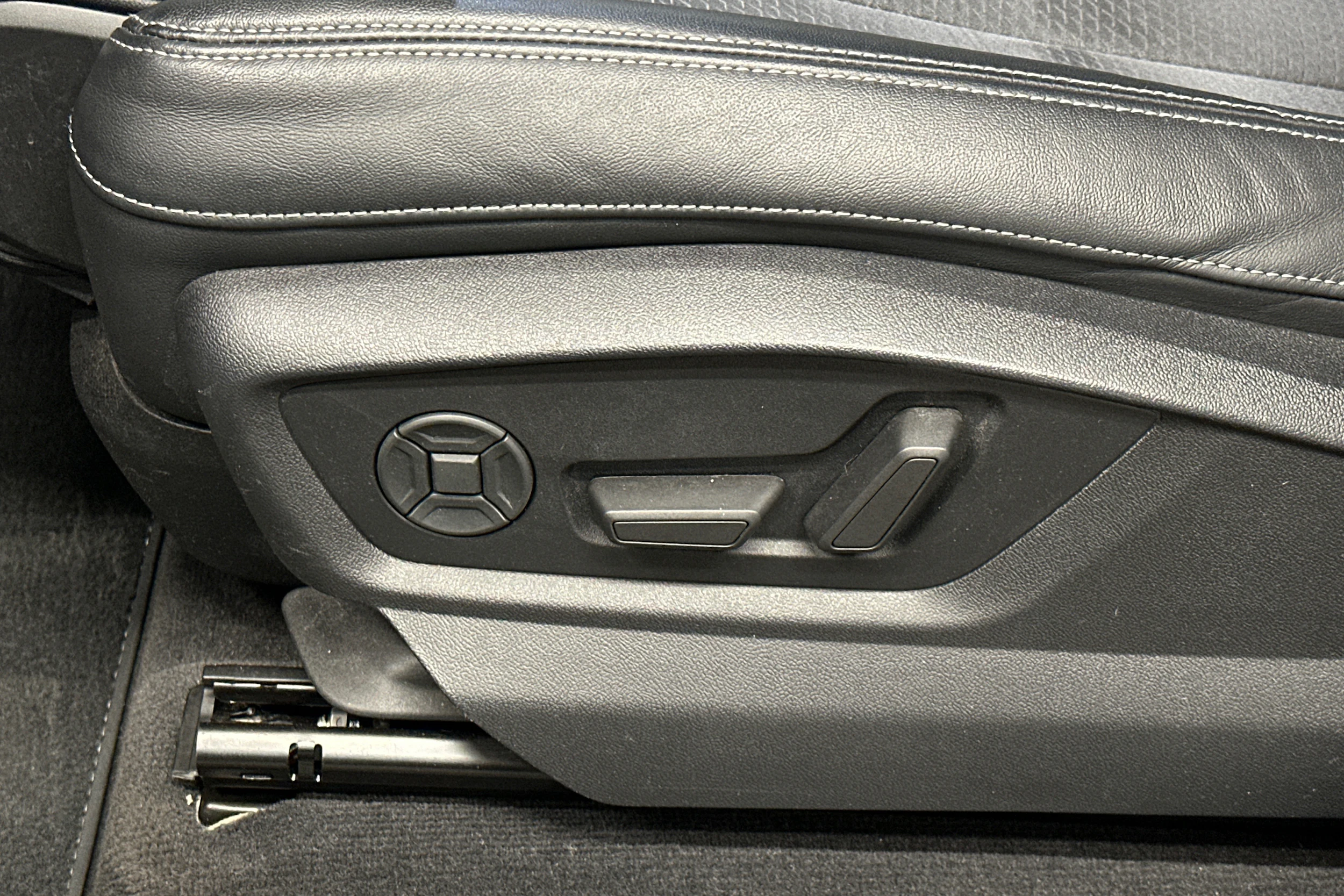 harmaa Audi Q7 2023 kuva 33.