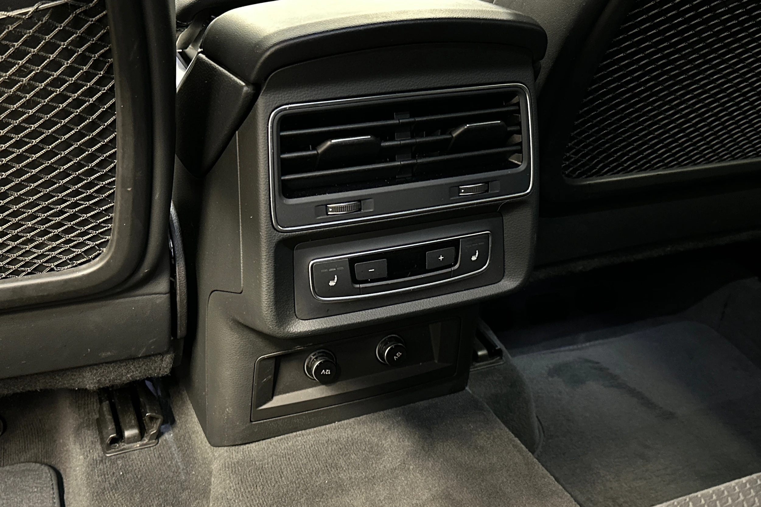 harmaa Audi Q7 2023 kuva 34.