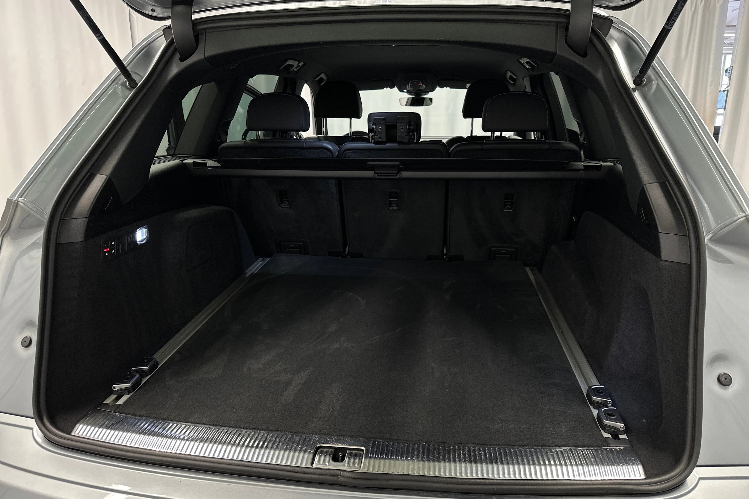 harmaa Audi Q7 2023 kuva 35.