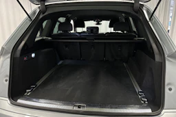 harmaa Audi Q7 2023 kuva 35.