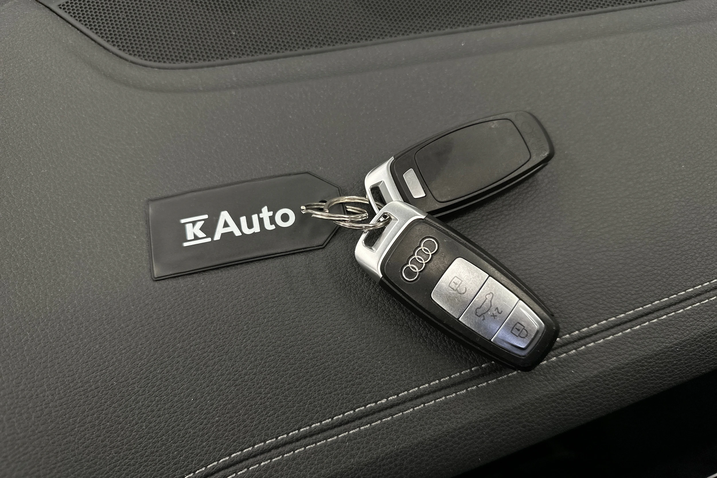 harmaa Audi Q7 2023 kuva 40.