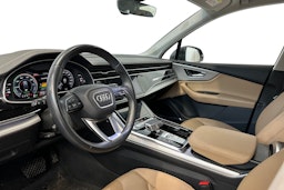 harmaa Audi Q7 2023 kuva 3.