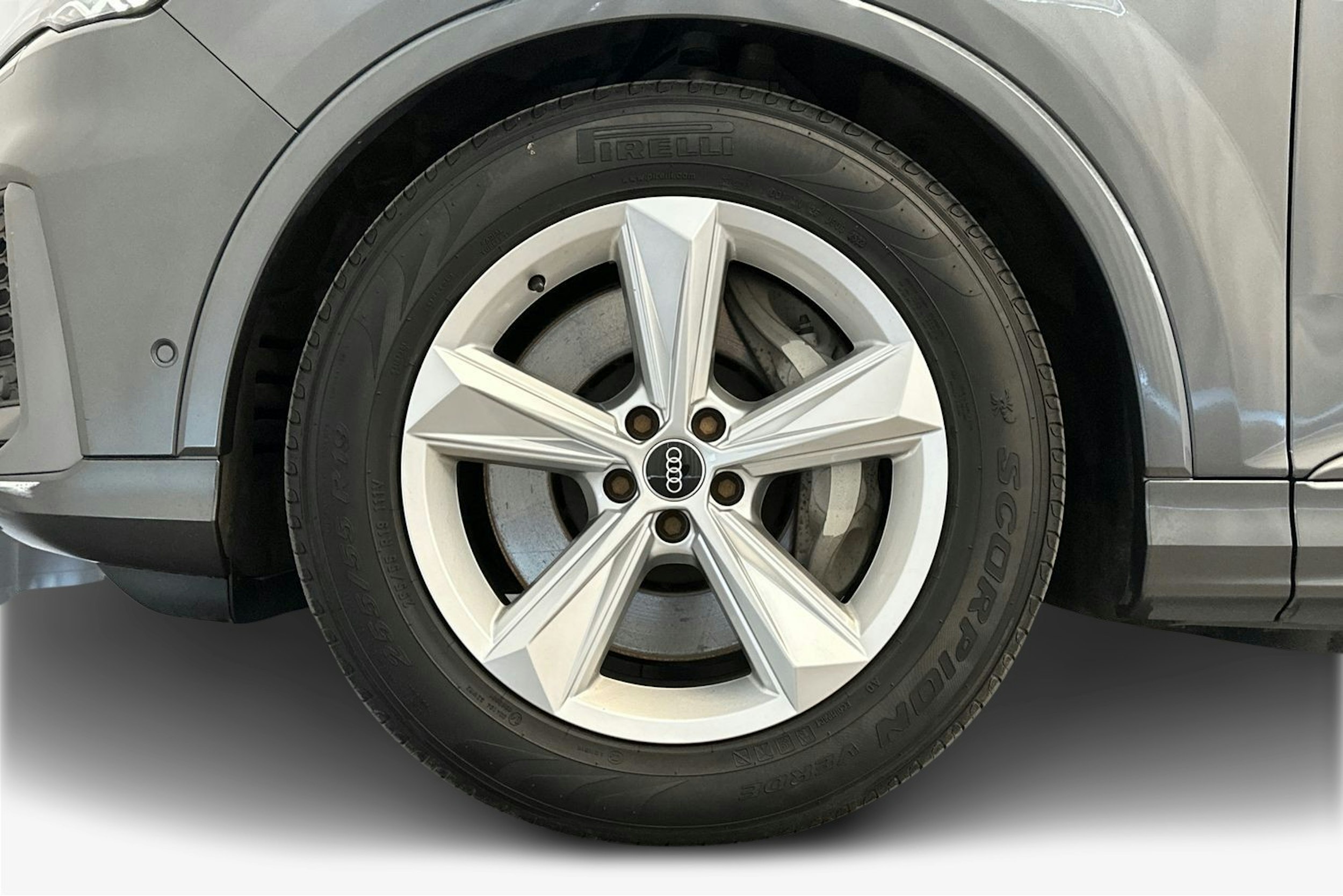 harmaa Audi Q7 2023 kuva 11.