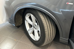 harmaa Audi Q7 2023 kuva 13.