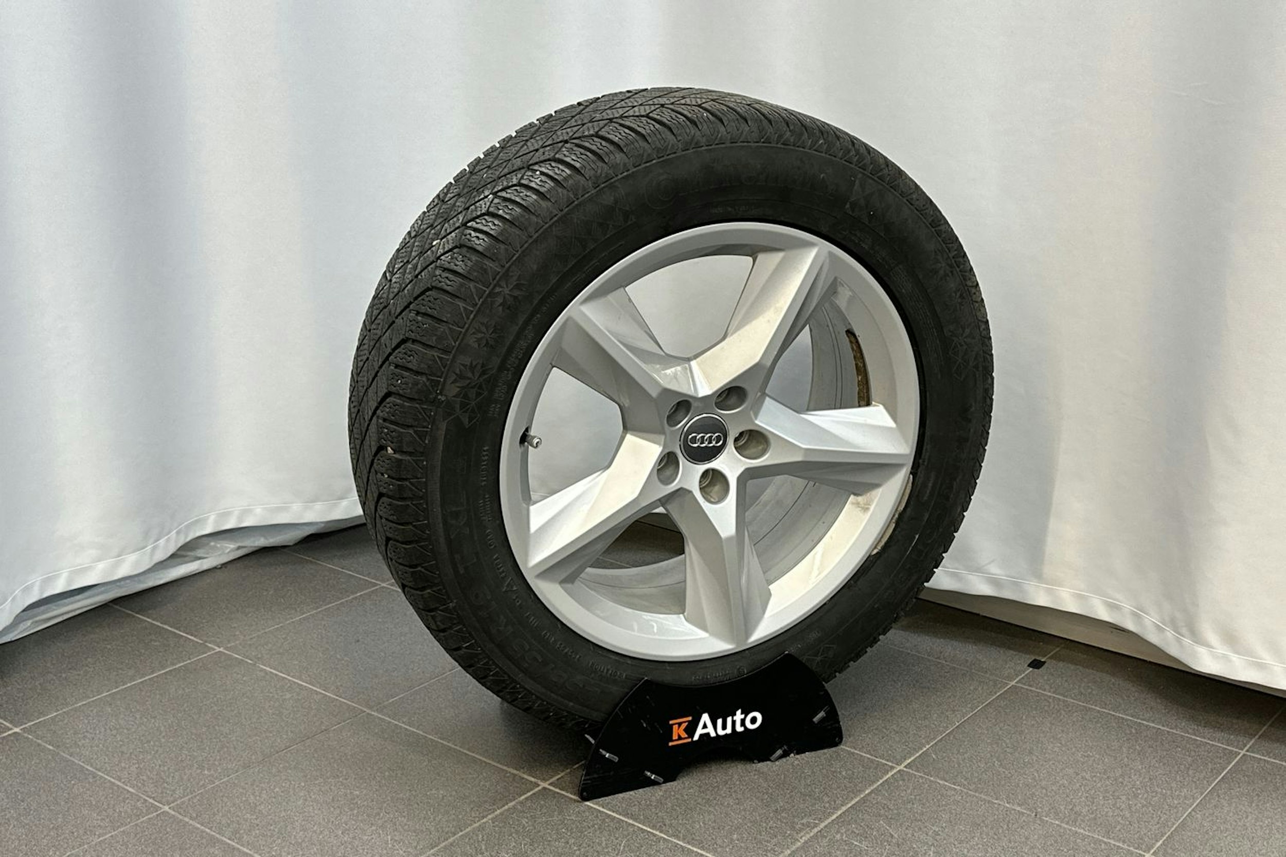 harmaa Audi Q7 2023 kuva 14.