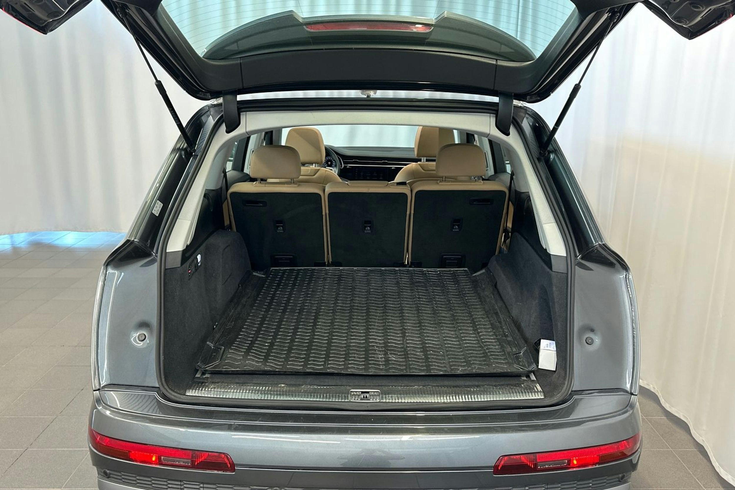 harmaa Audi Q7 2023 kuva 15.