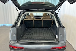 harmaa Audi Q7 2023 kuva 15.