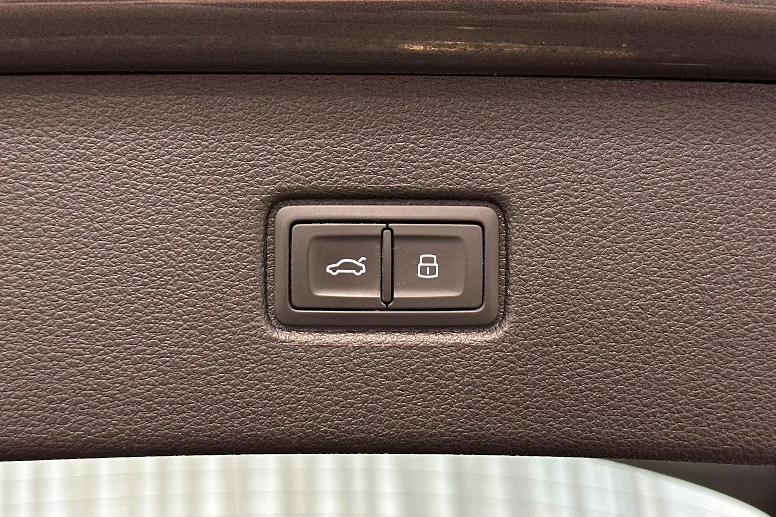 harmaa Audi Q7 2023 kuva 16.
