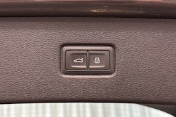 harmaa Audi Q7 2023 kuva 16.