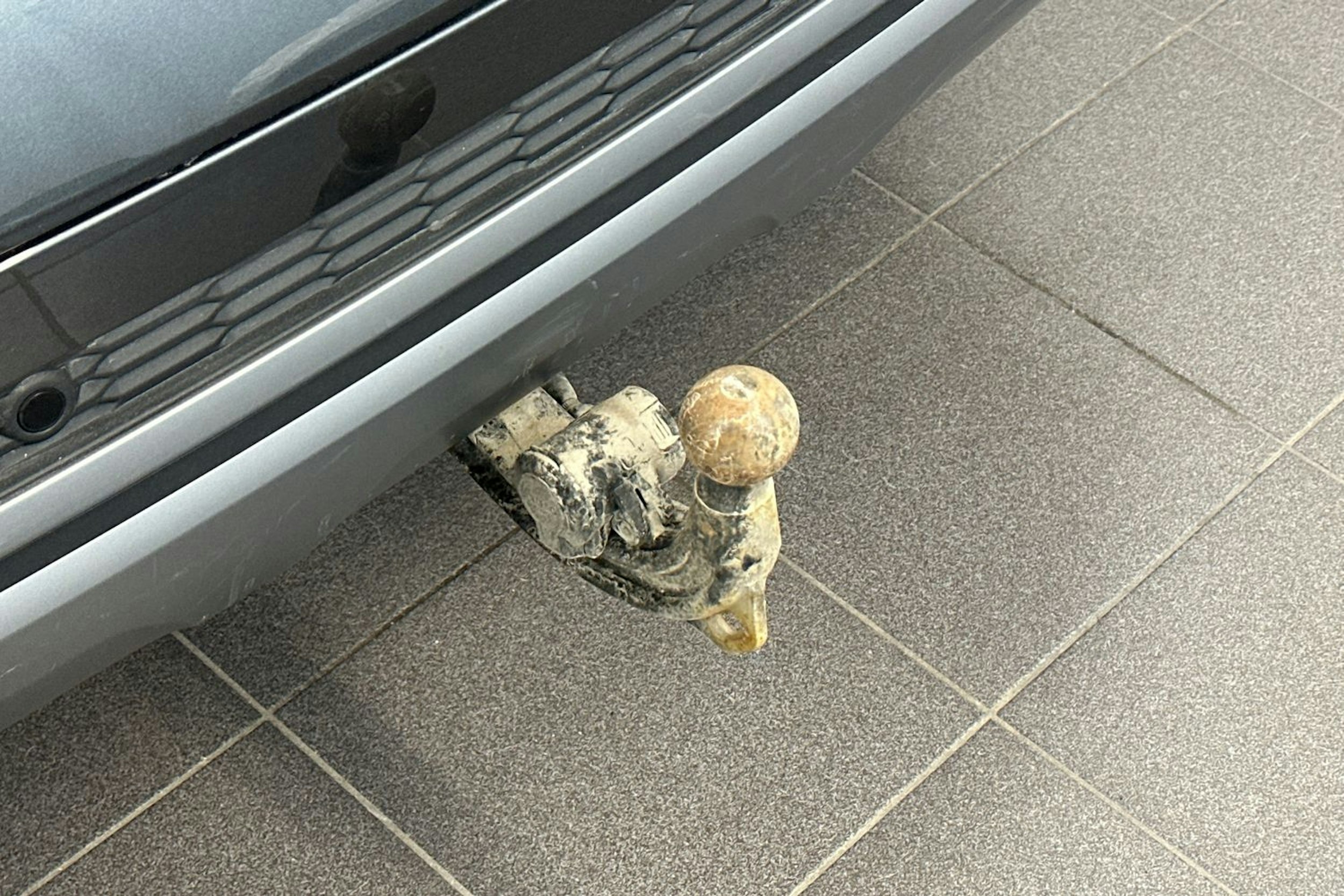 harmaa Audi Q7 2023 kuva 18.