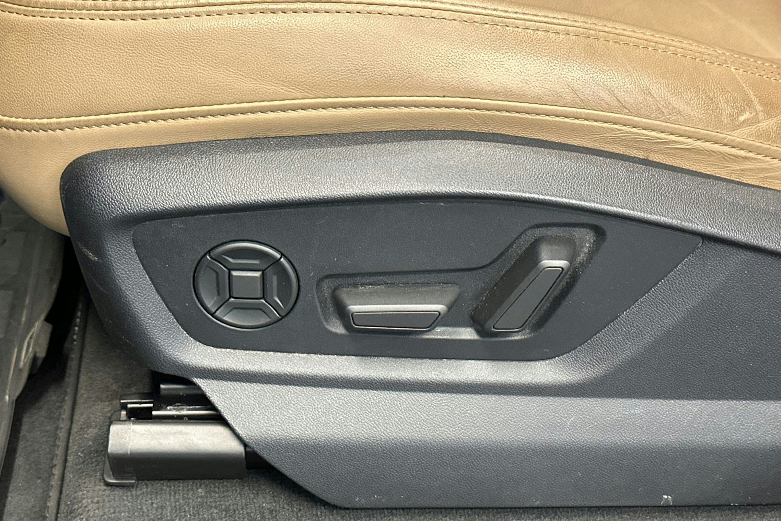 harmaa Audi Q7 2023 kuva 21.
