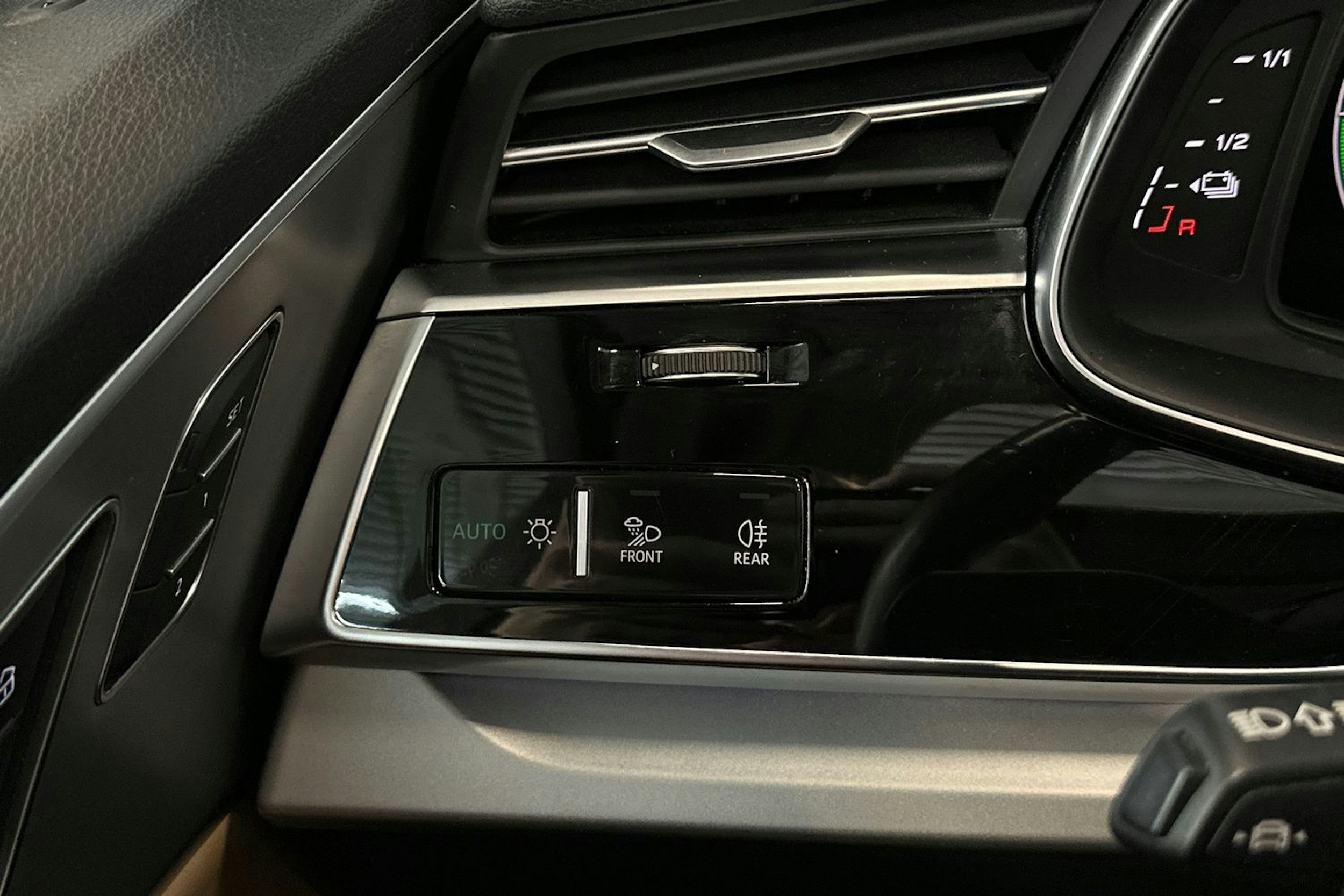 harmaa Audi Q7 2023 kuva 22.