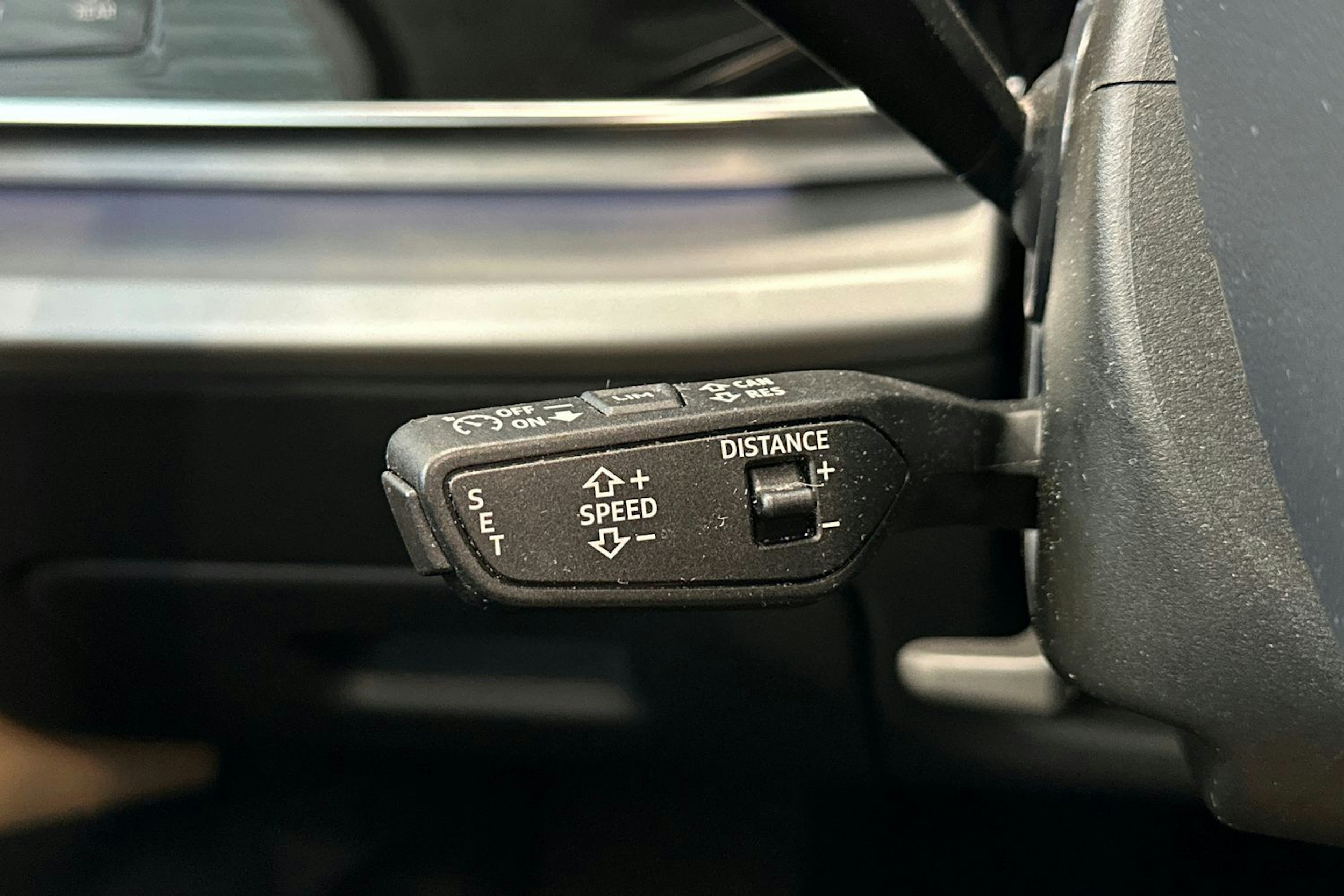 harmaa Audi Q7 2023 kuva 25.