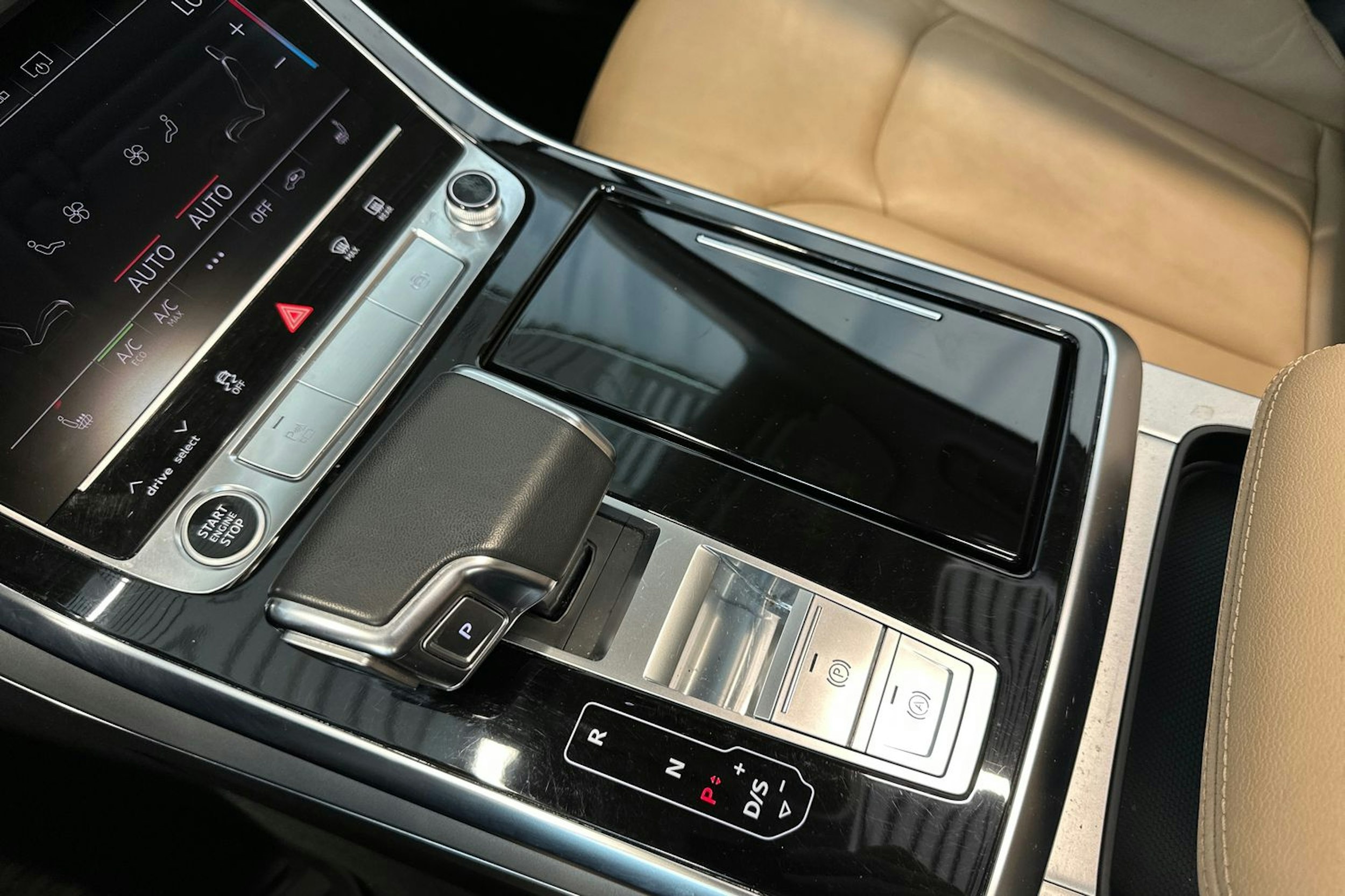 harmaa Audi Q7 2023 kuva 27.