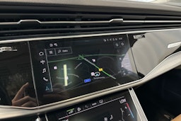 harmaa Audi Q7 2023 kuva 29.