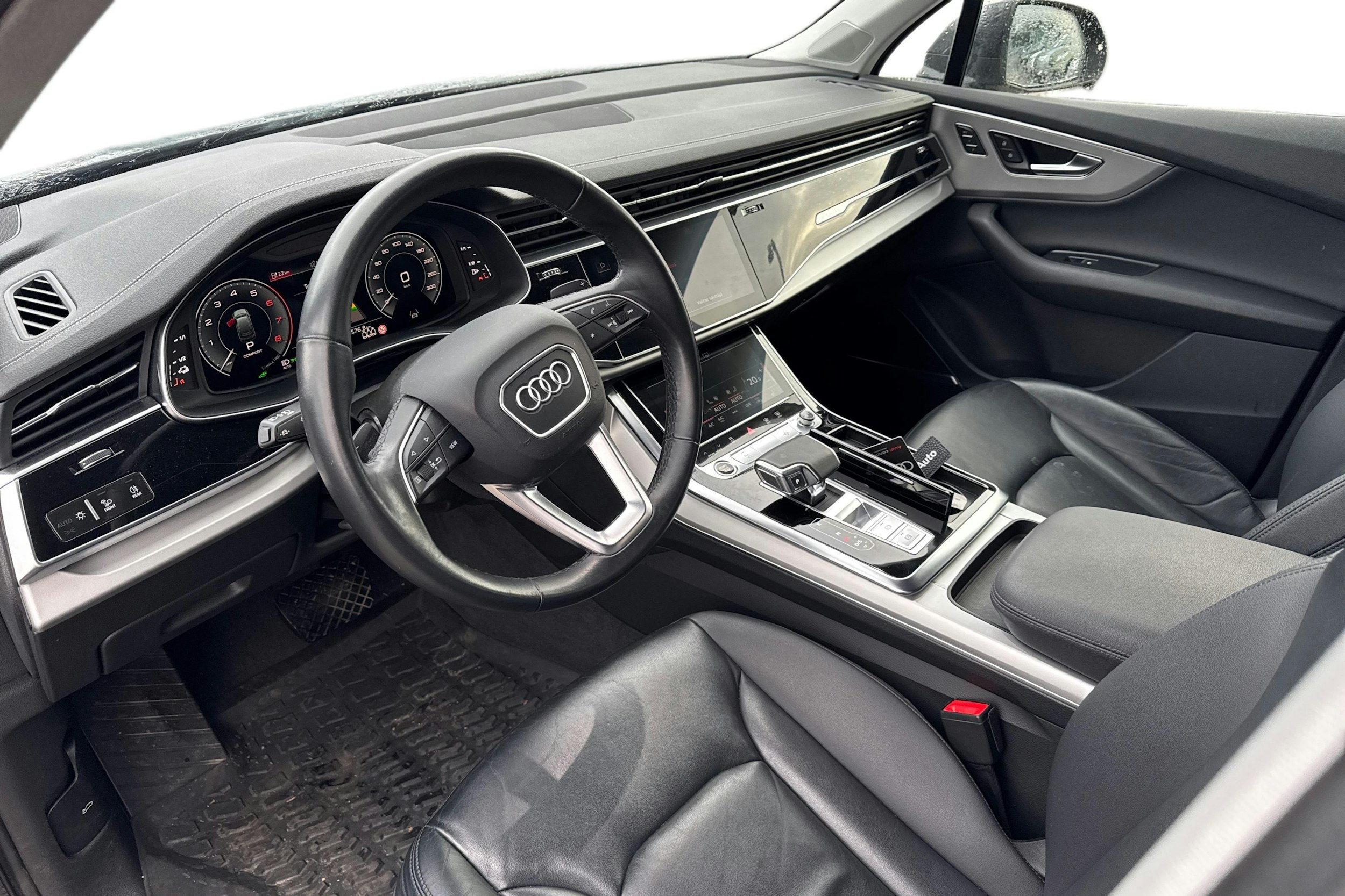 musta Audi Q7 2023 kuva 3.