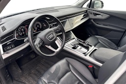 musta Audi Q7 2023 kuva 3.