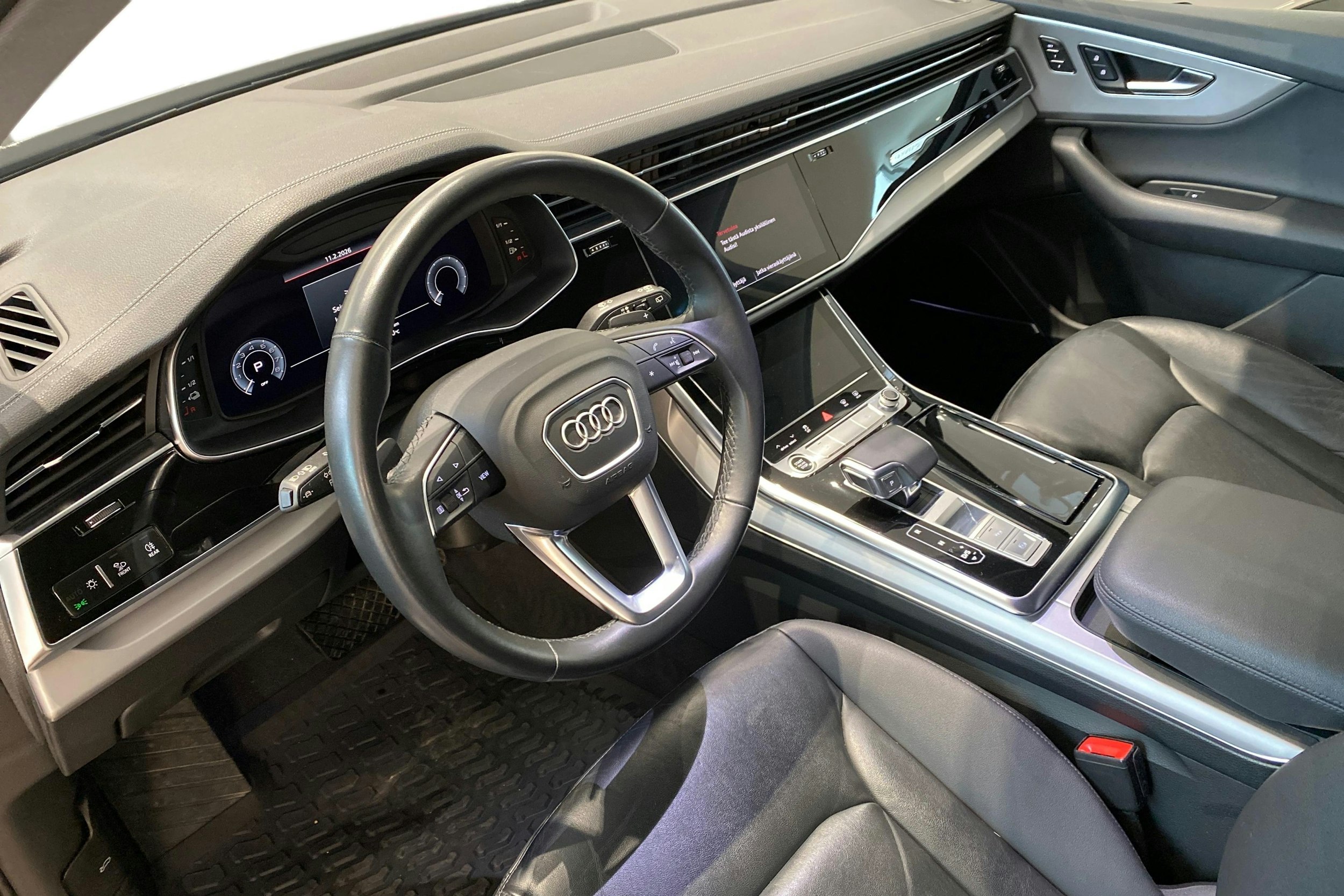 musta Audi Q7 2023 kuva 7.