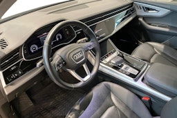 musta Audi Q7 2023 kuva 7.