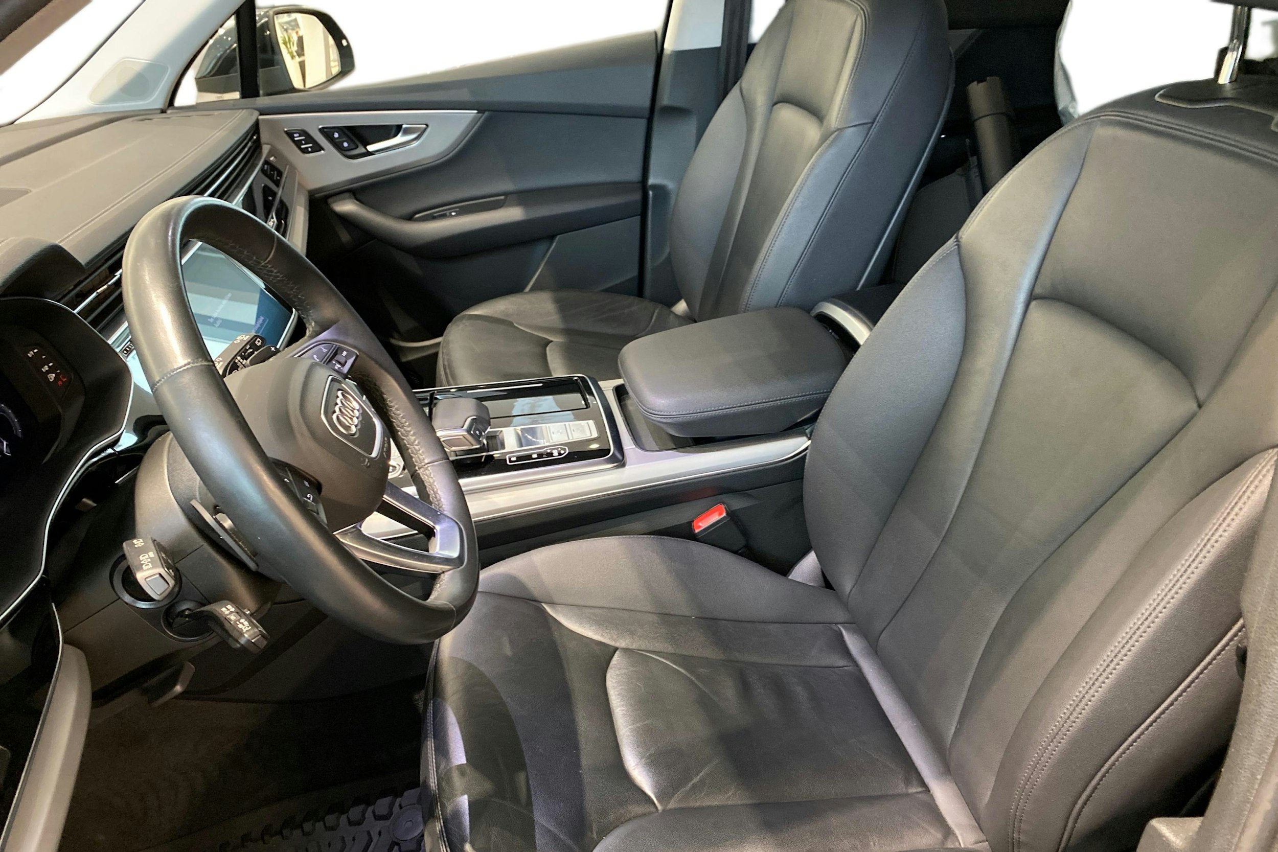 musta Audi Q7 2023 kuva 10.