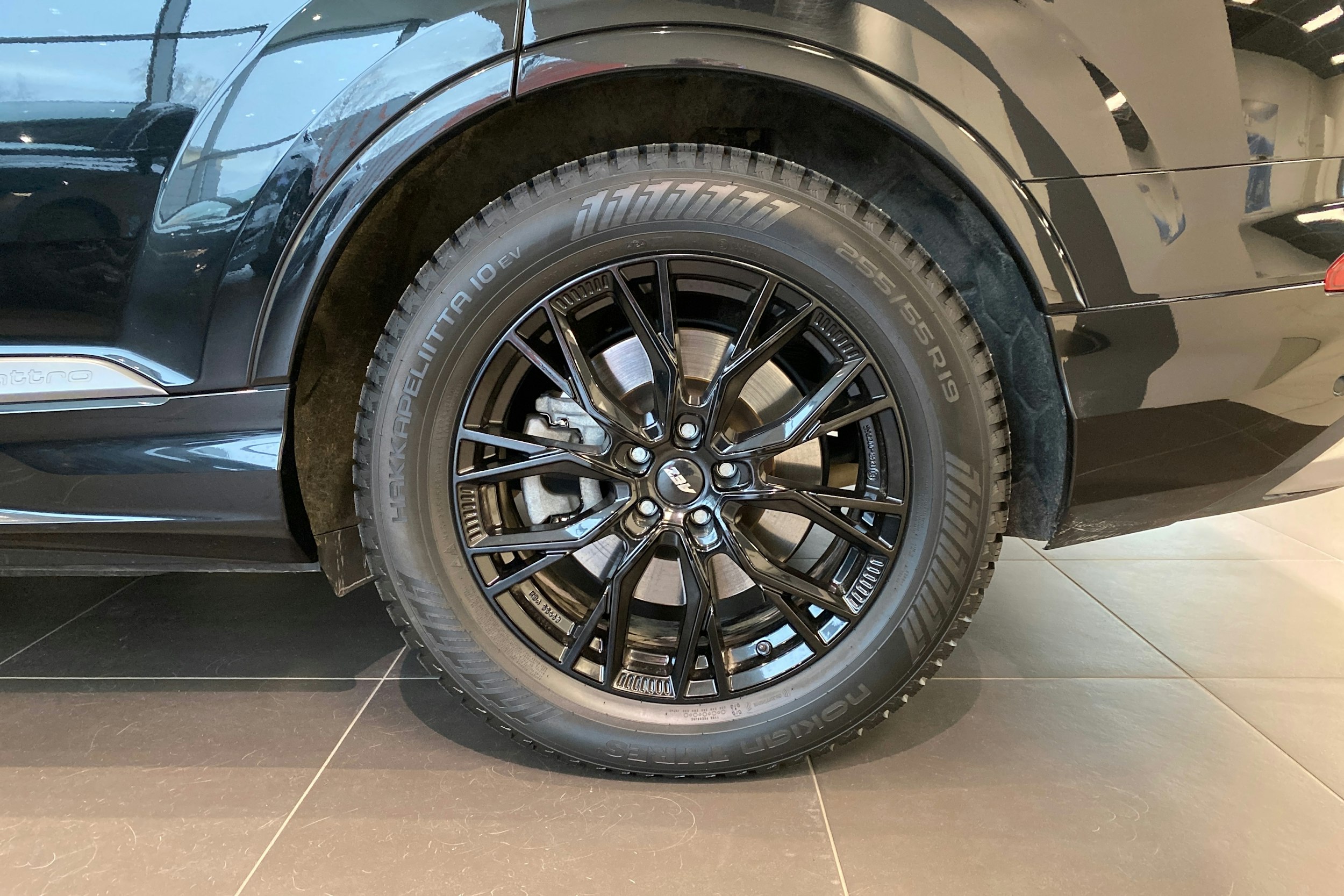 musta Audi Q7 2023 kuva 13.