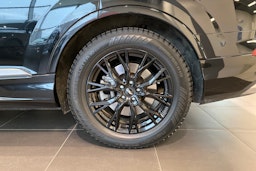 musta Audi Q7 2023 kuva 13.