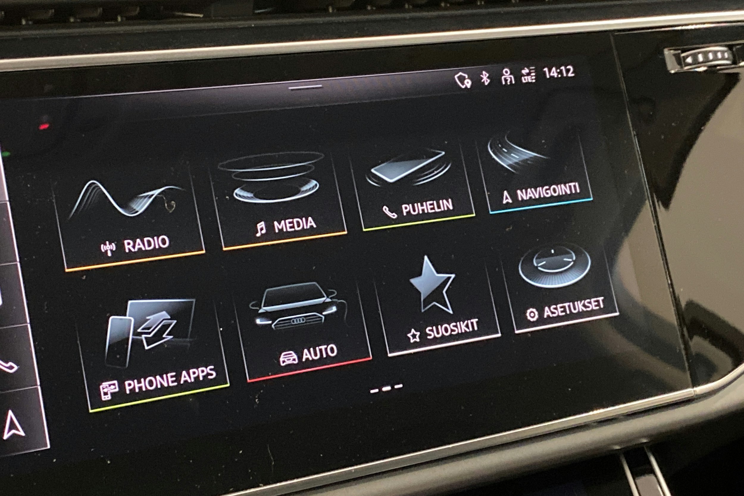 musta Audi Q7 2023 kuva 15.