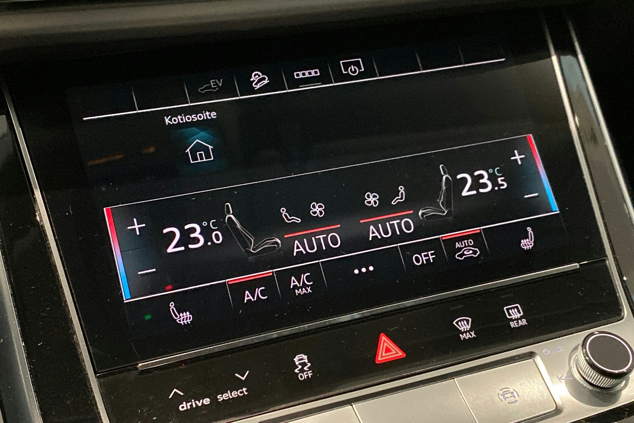 musta Audi Q7 2023 kuva 16.