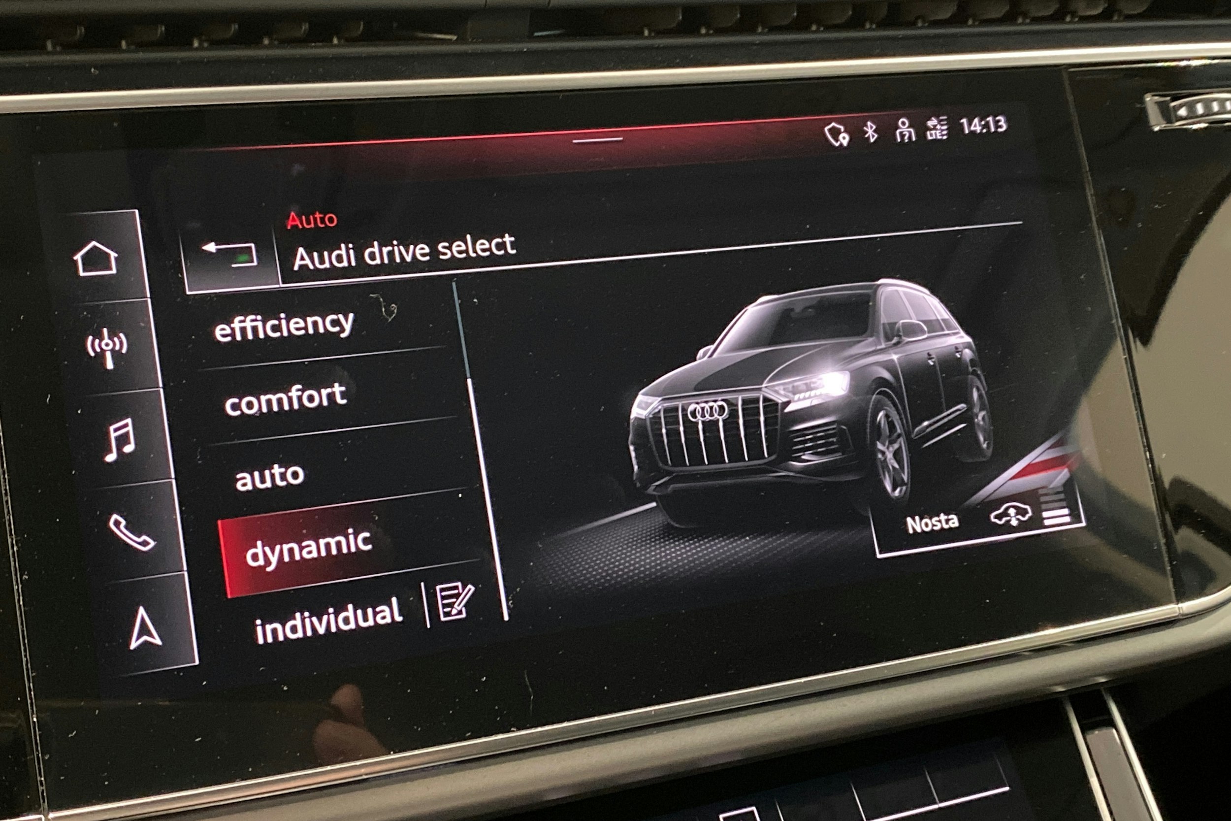 musta Audi Q7 2023 kuva 18.