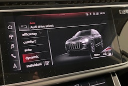 musta Audi Q7 2023 kuva 18.