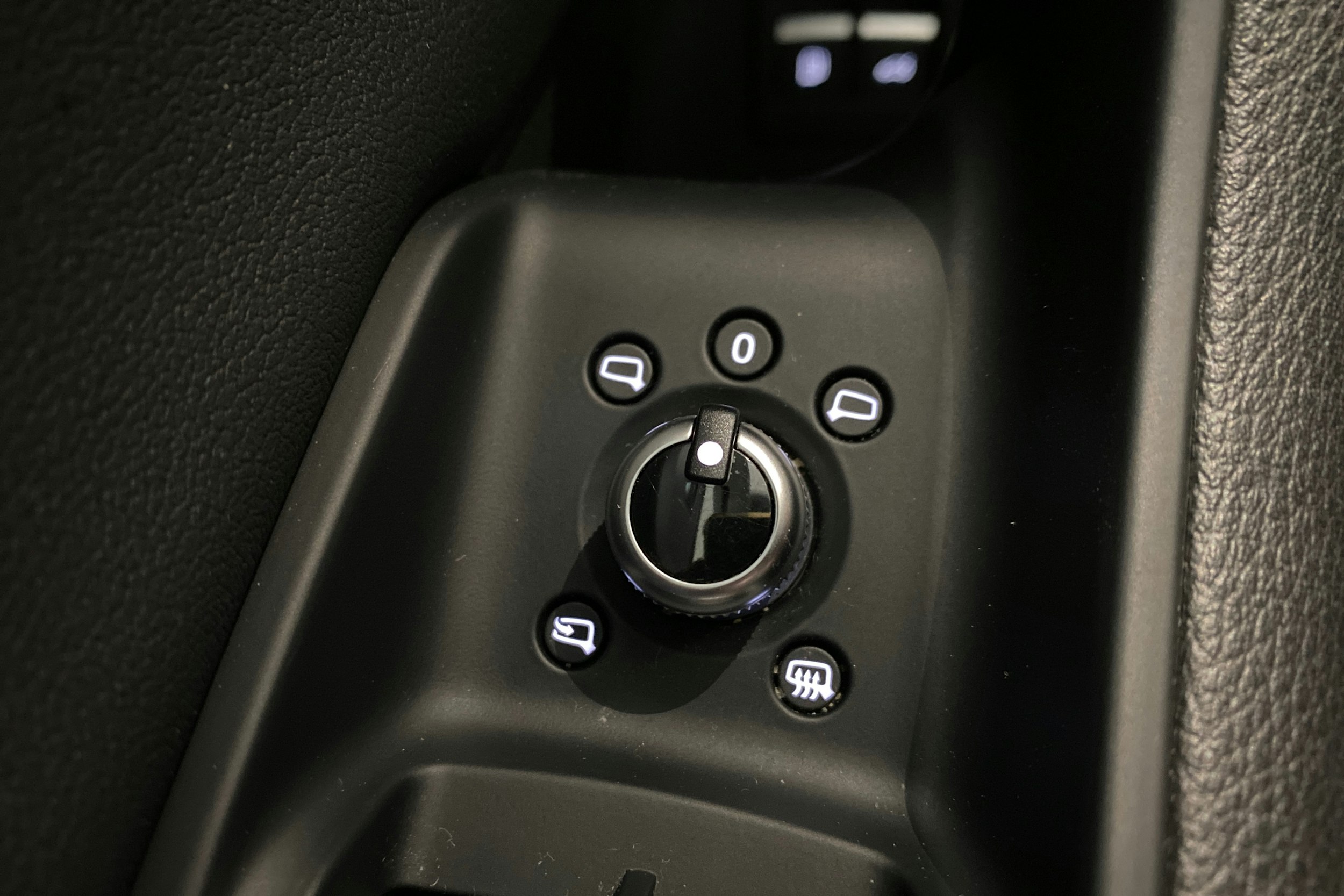 musta Audi Q7 2023 kuva 20.