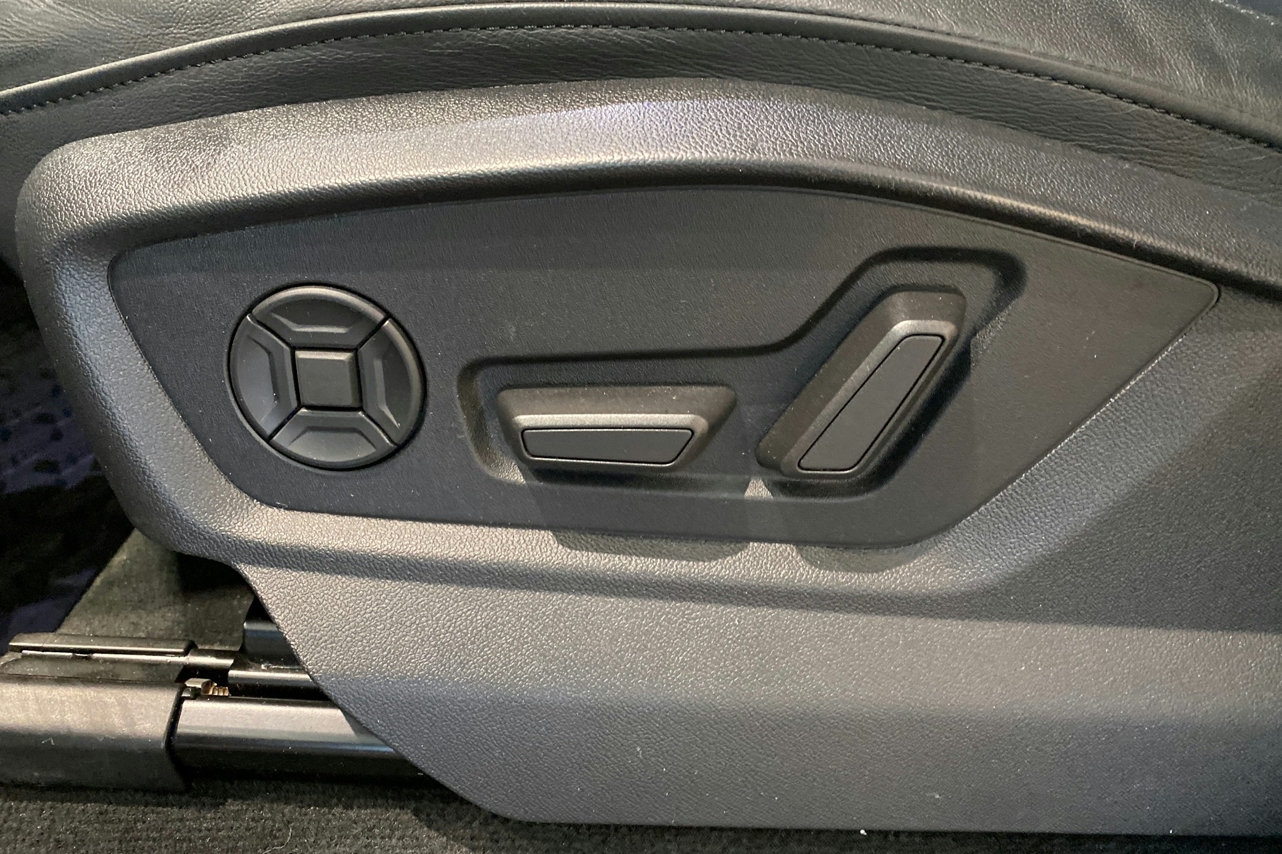 musta Audi Q7 2023 kuva 21.