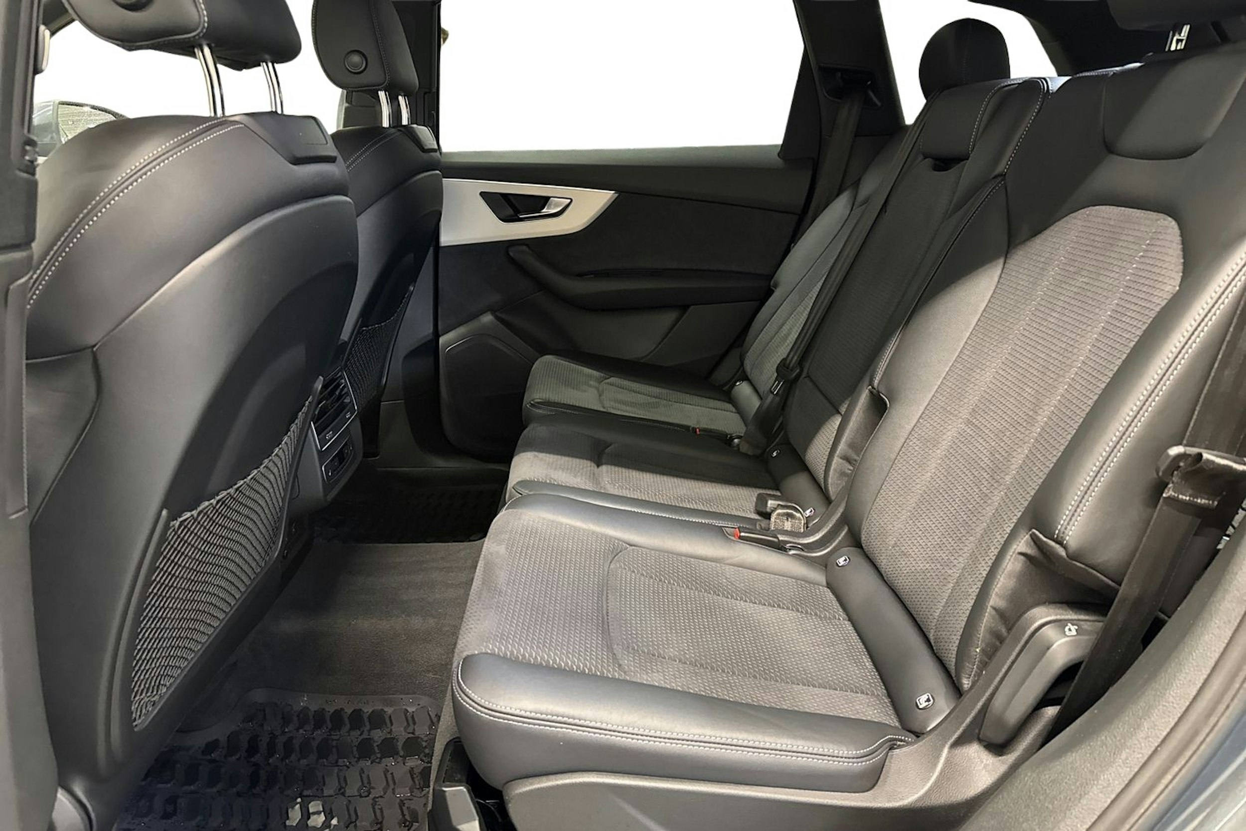 Harmaa Audi Q7 2023 kuva 10.