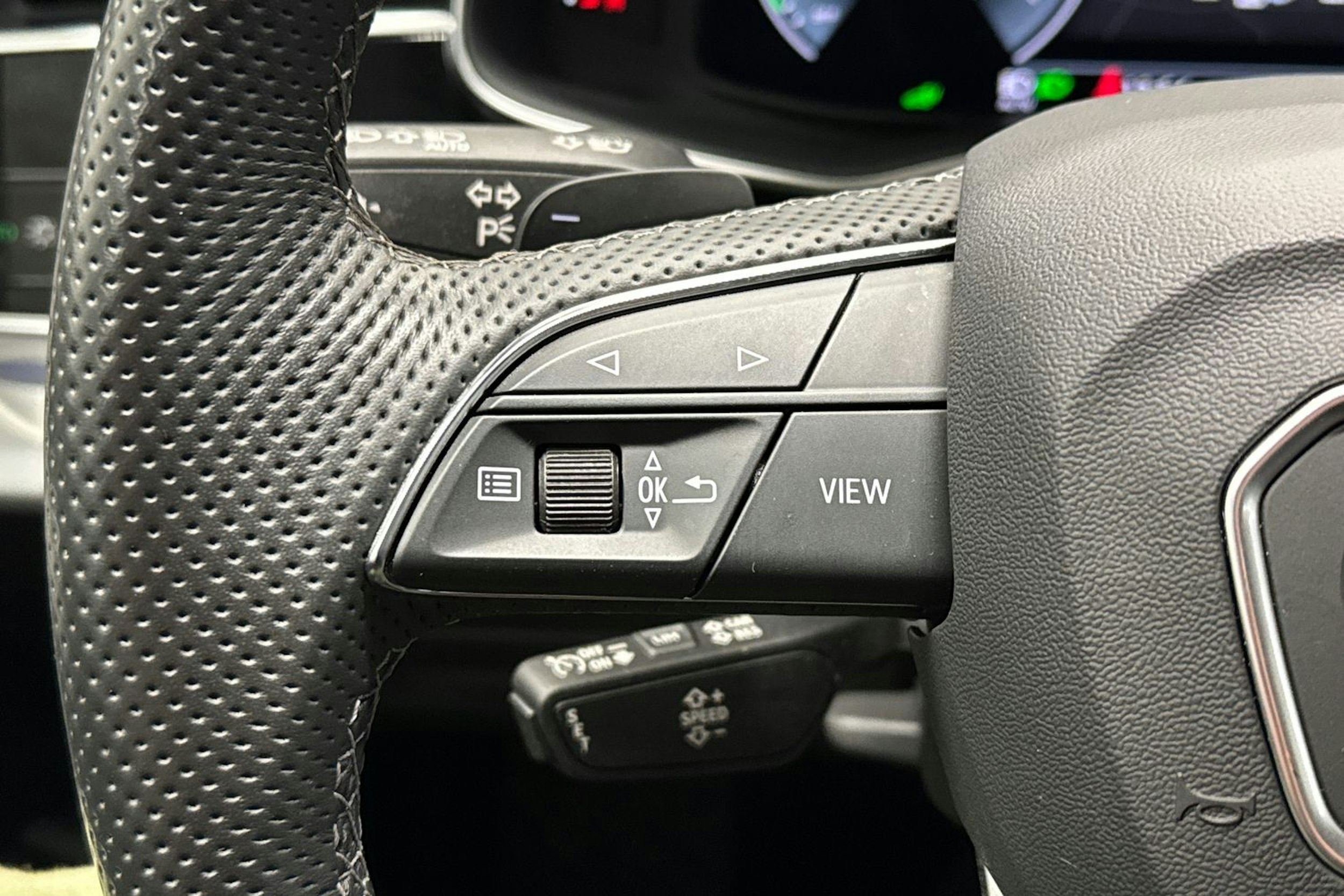 Harmaa Audi Q7 2023 kuva 15.