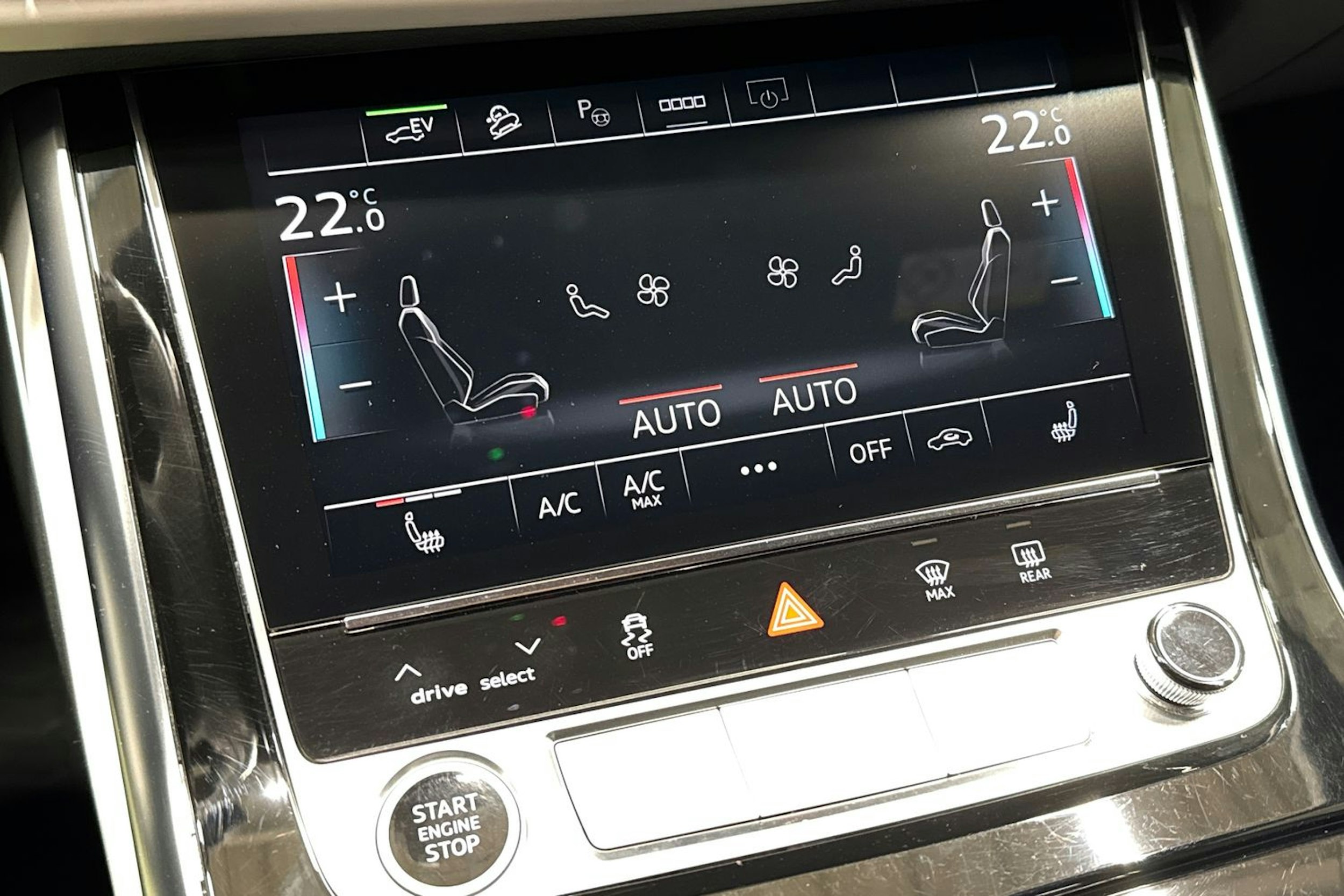 Harmaa Audi Q7 2023 kuva 19.