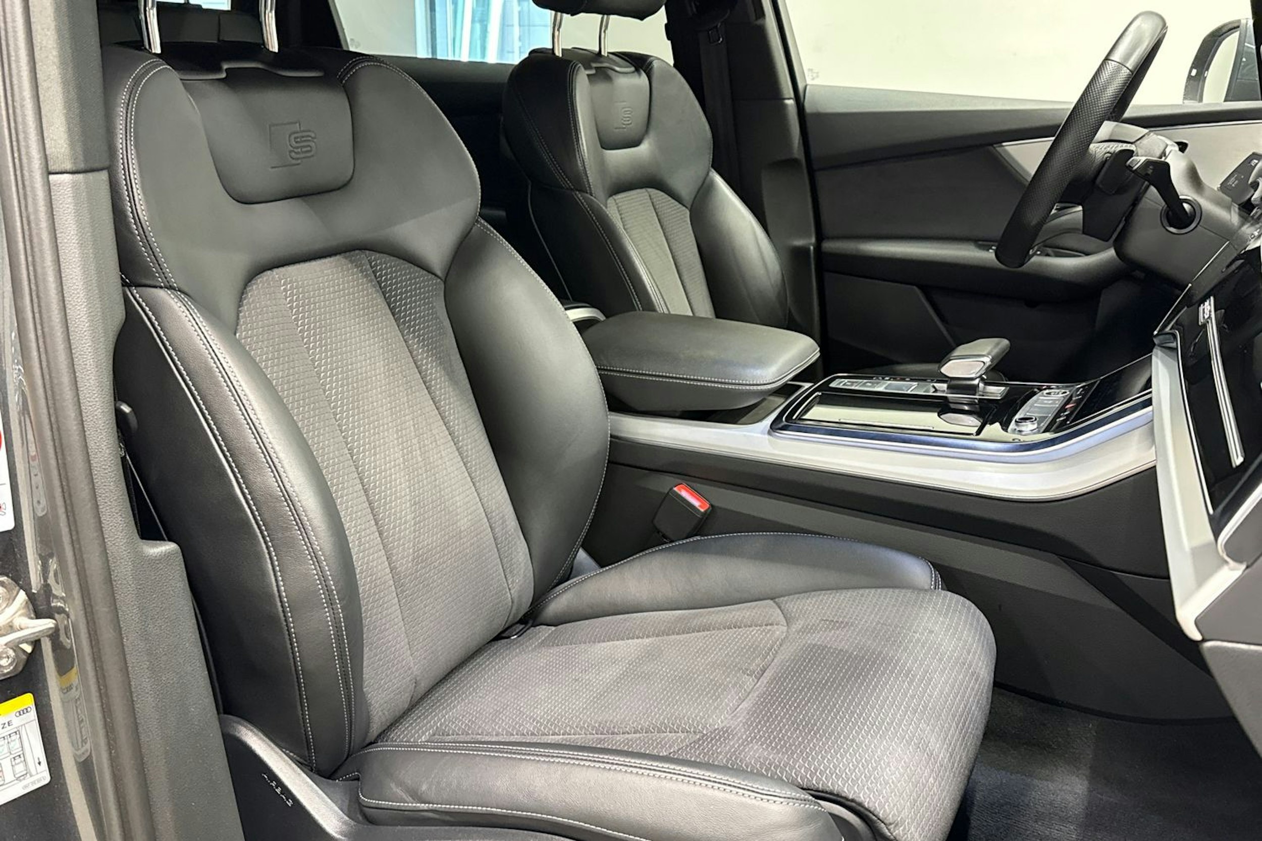 Harmaa Audi Q7 2023 kuva 20.