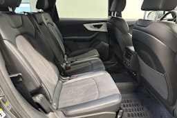 Harmaa Audi Q7 2023 kuva 21.