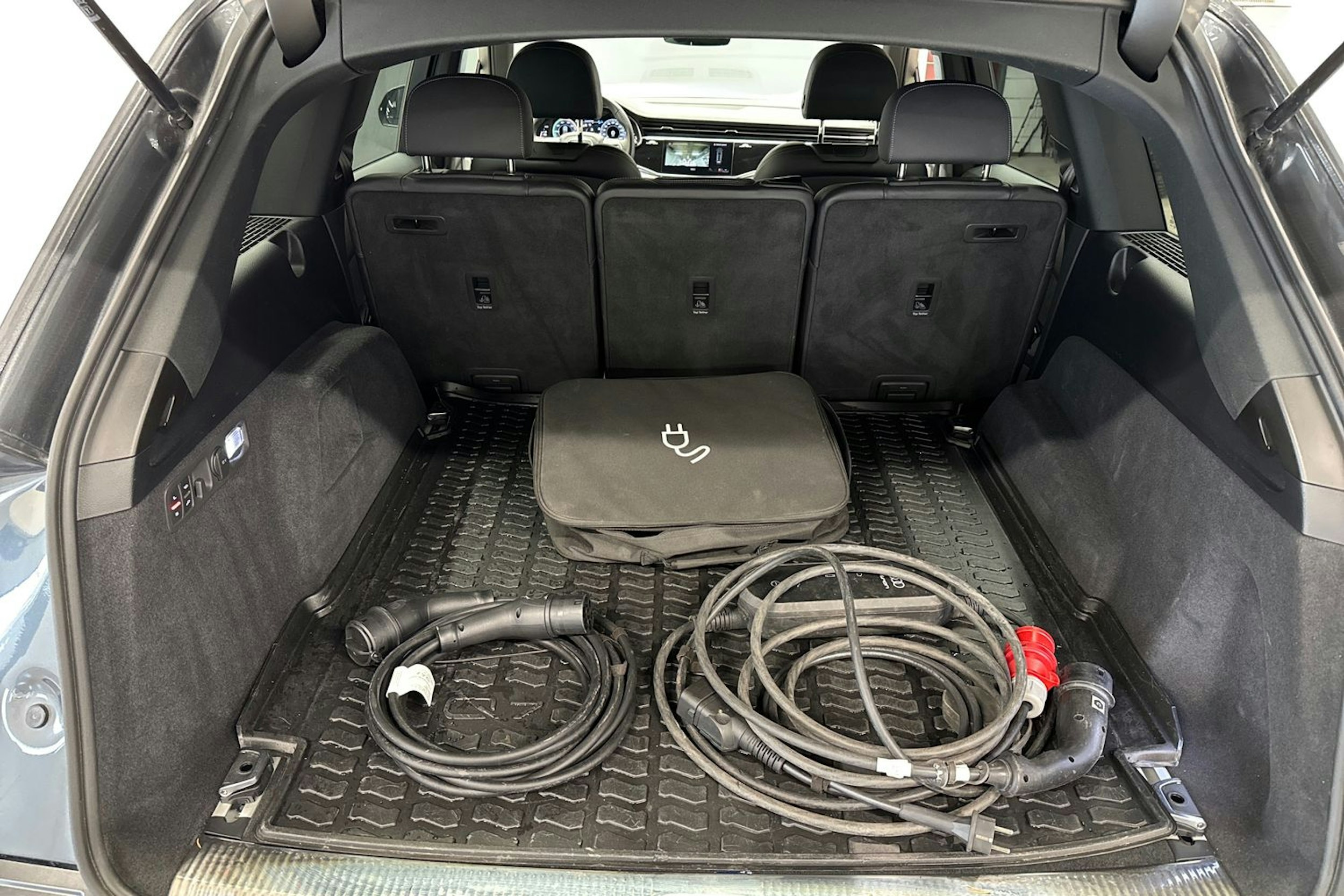 Harmaa Audi Q7 2023 kuva 23.