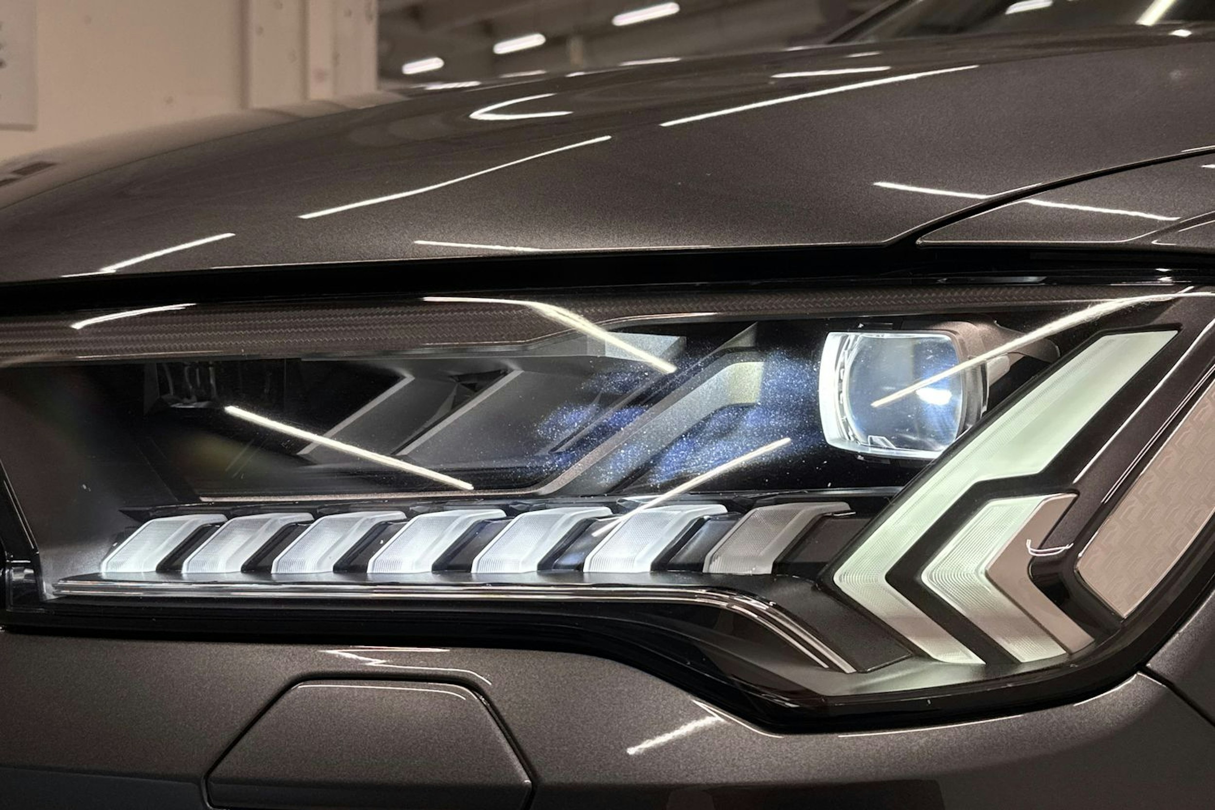 Harmaa Audi Q7 2023 kuva 25.
