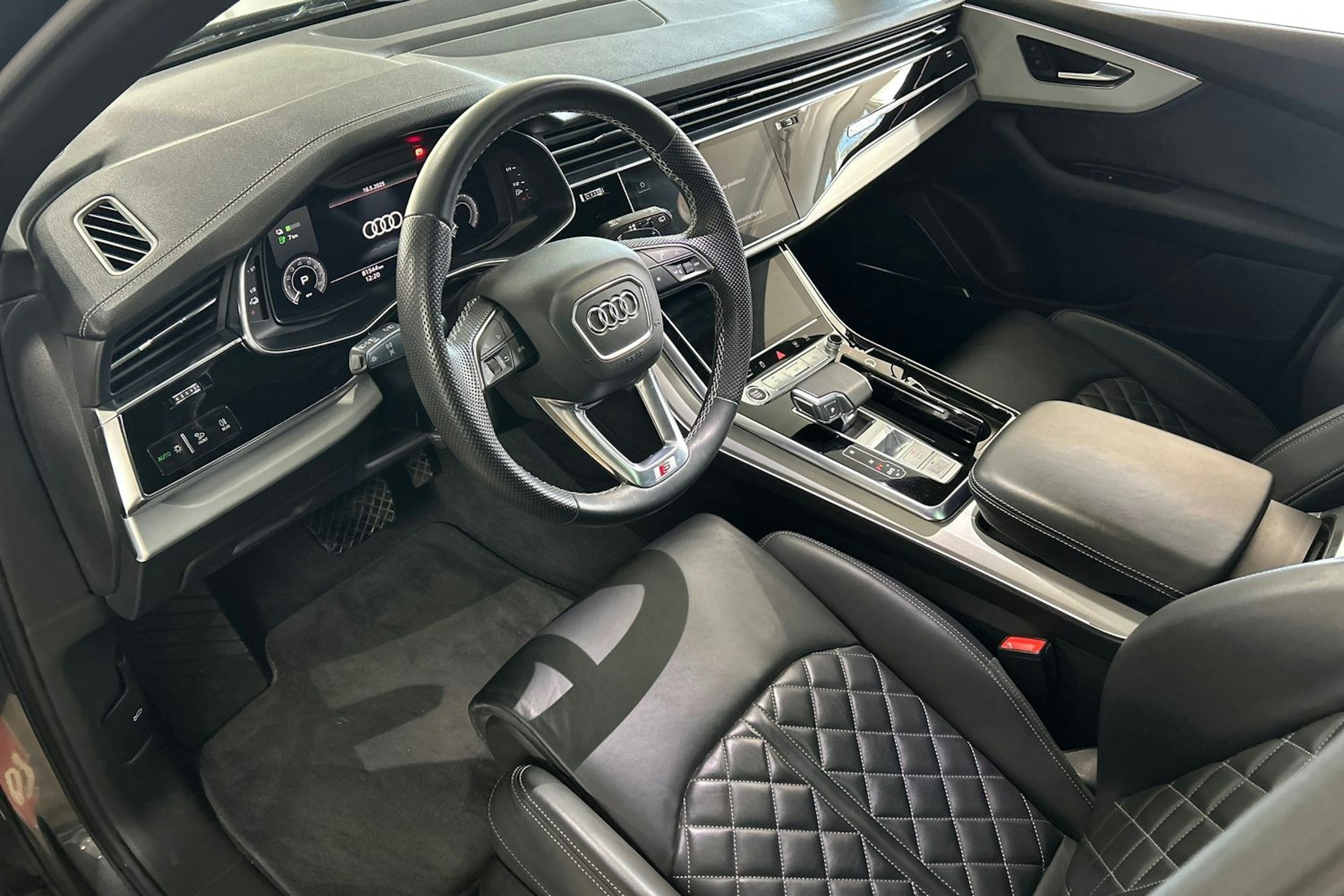 met. harmaa Audi Q7 2023 kuva 3.