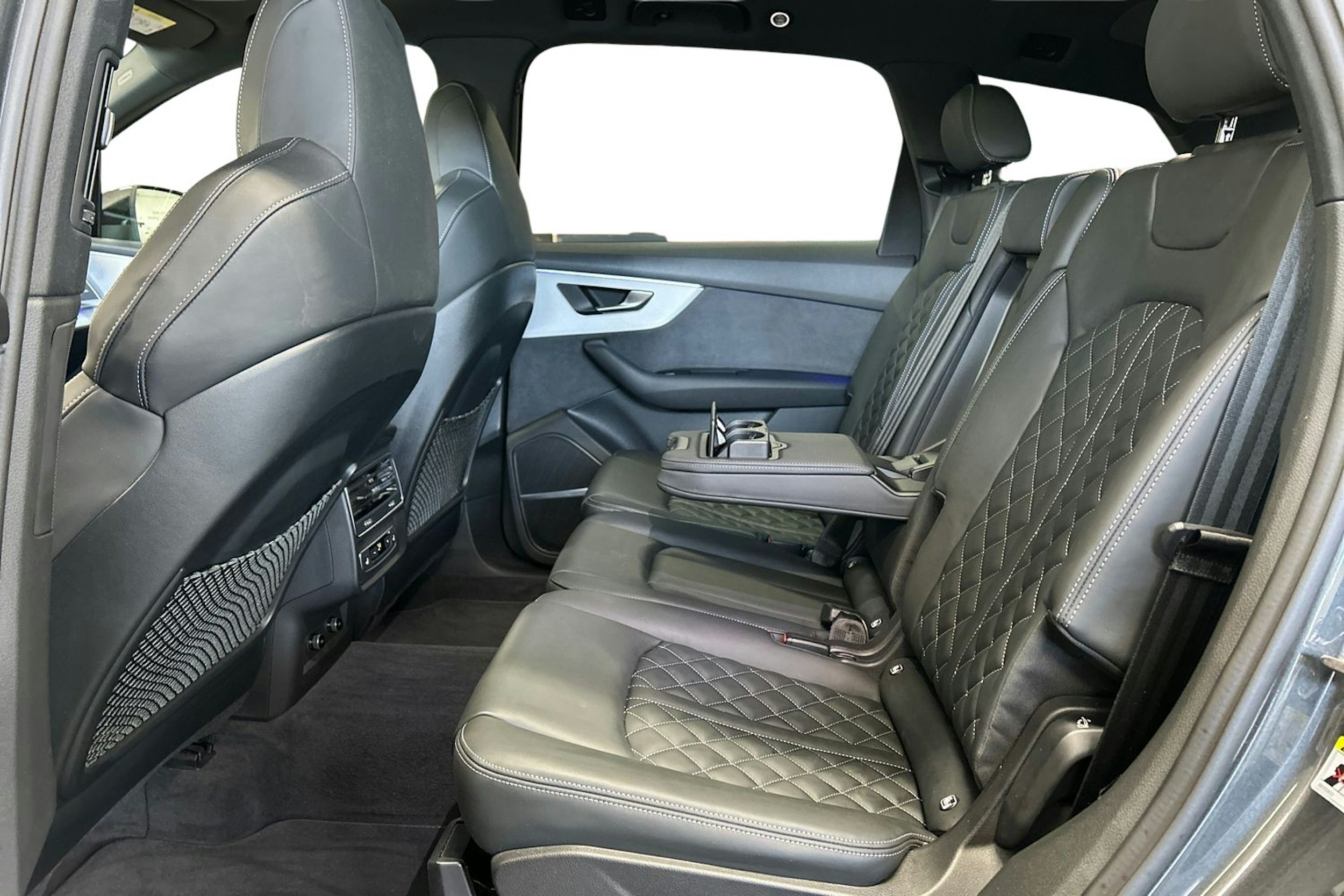 met. harmaa Audi Q7 2023 kuva 10.