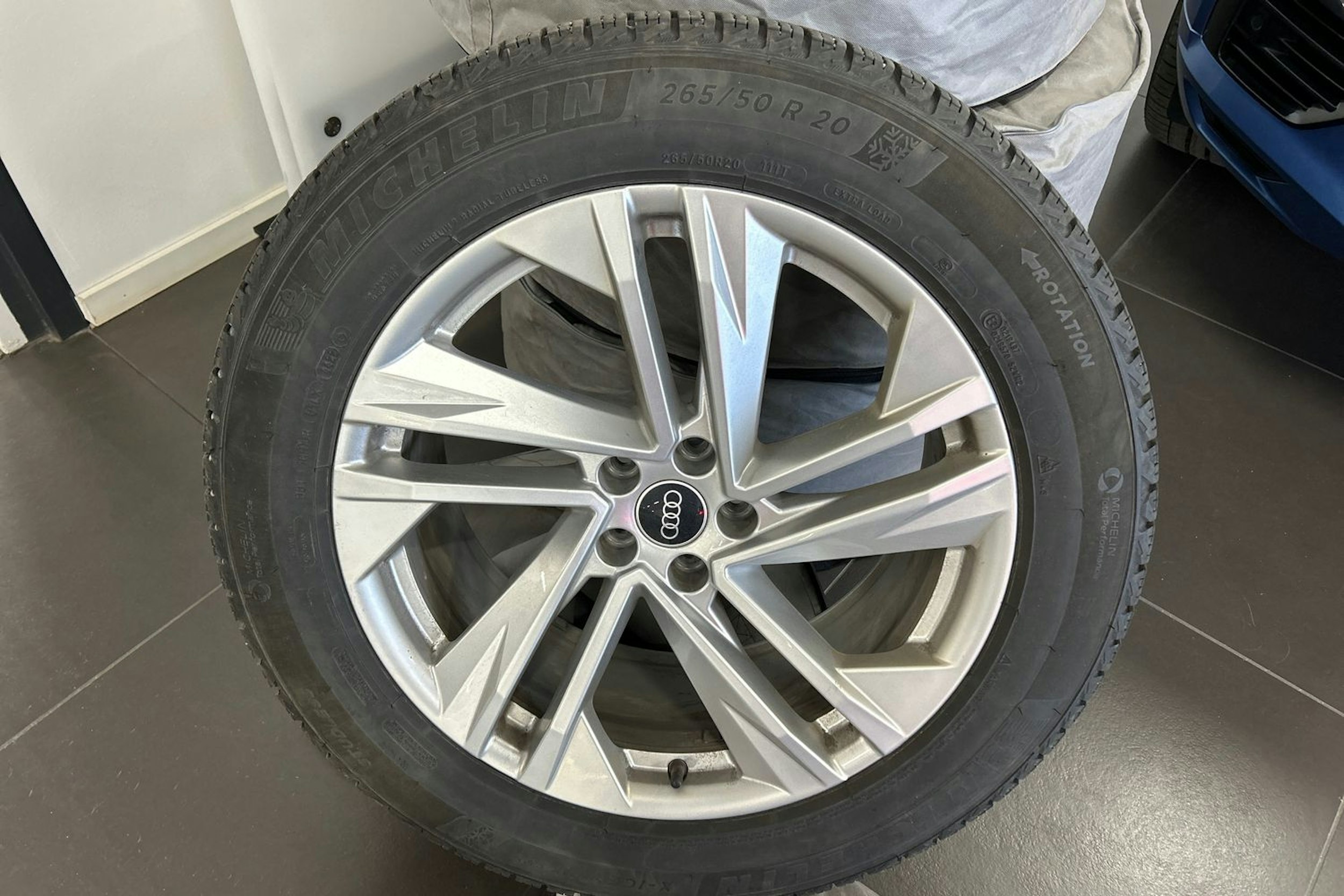 met. harmaa Audi Q7 2023 kuva 13.