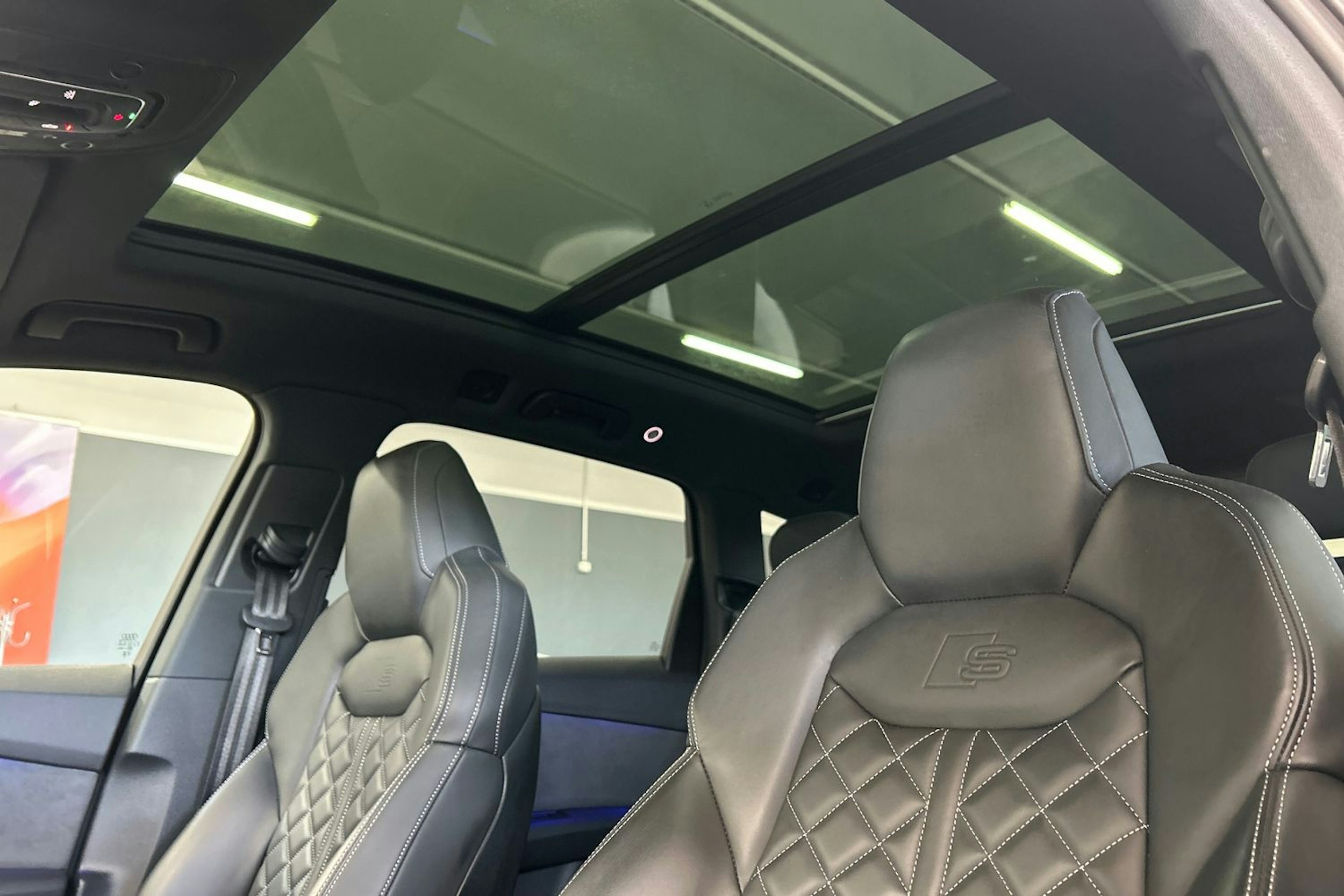 met. harmaa Audi Q7 2023 kuva 16.
