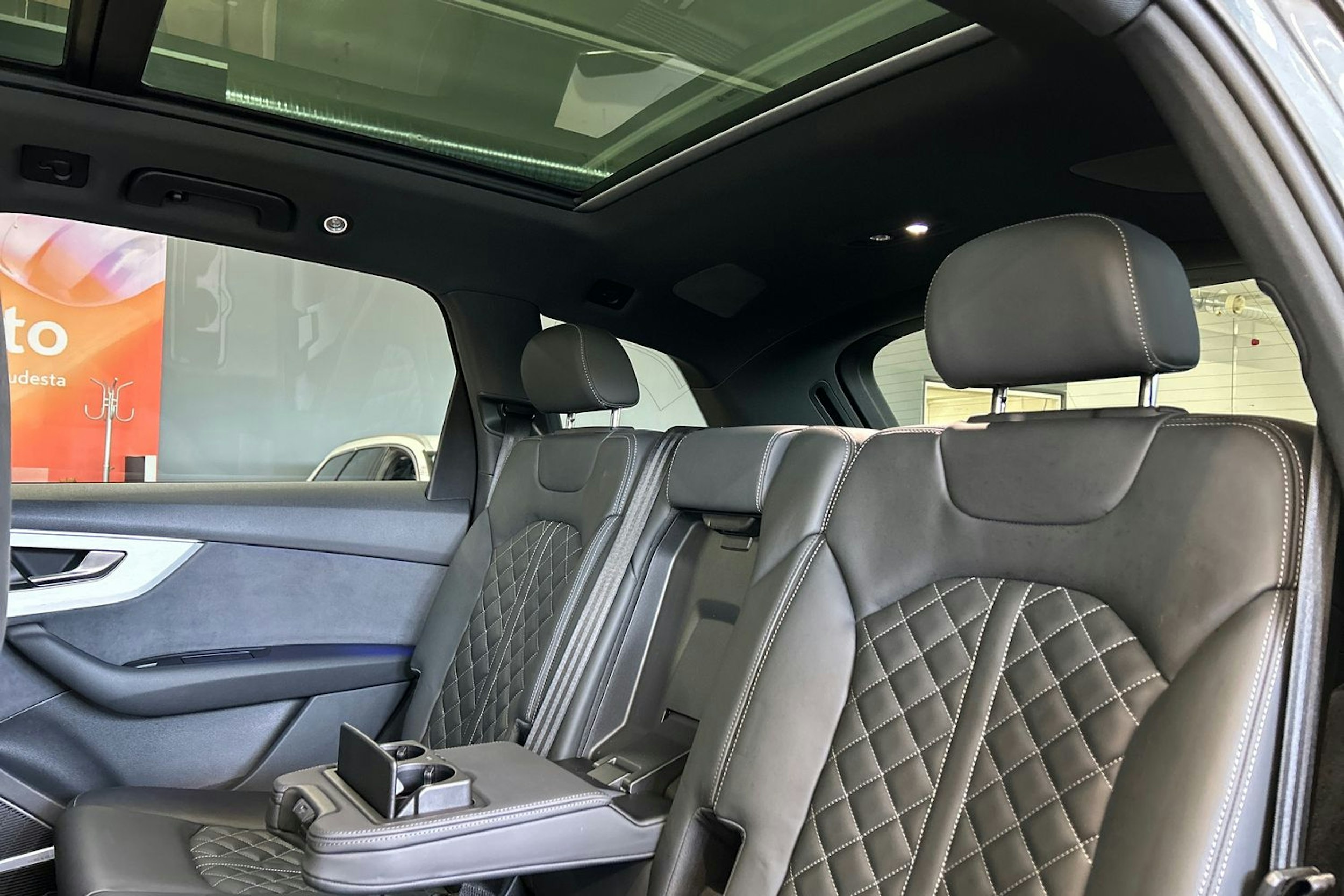 met. harmaa Audi Q7 2023 kuva 17.