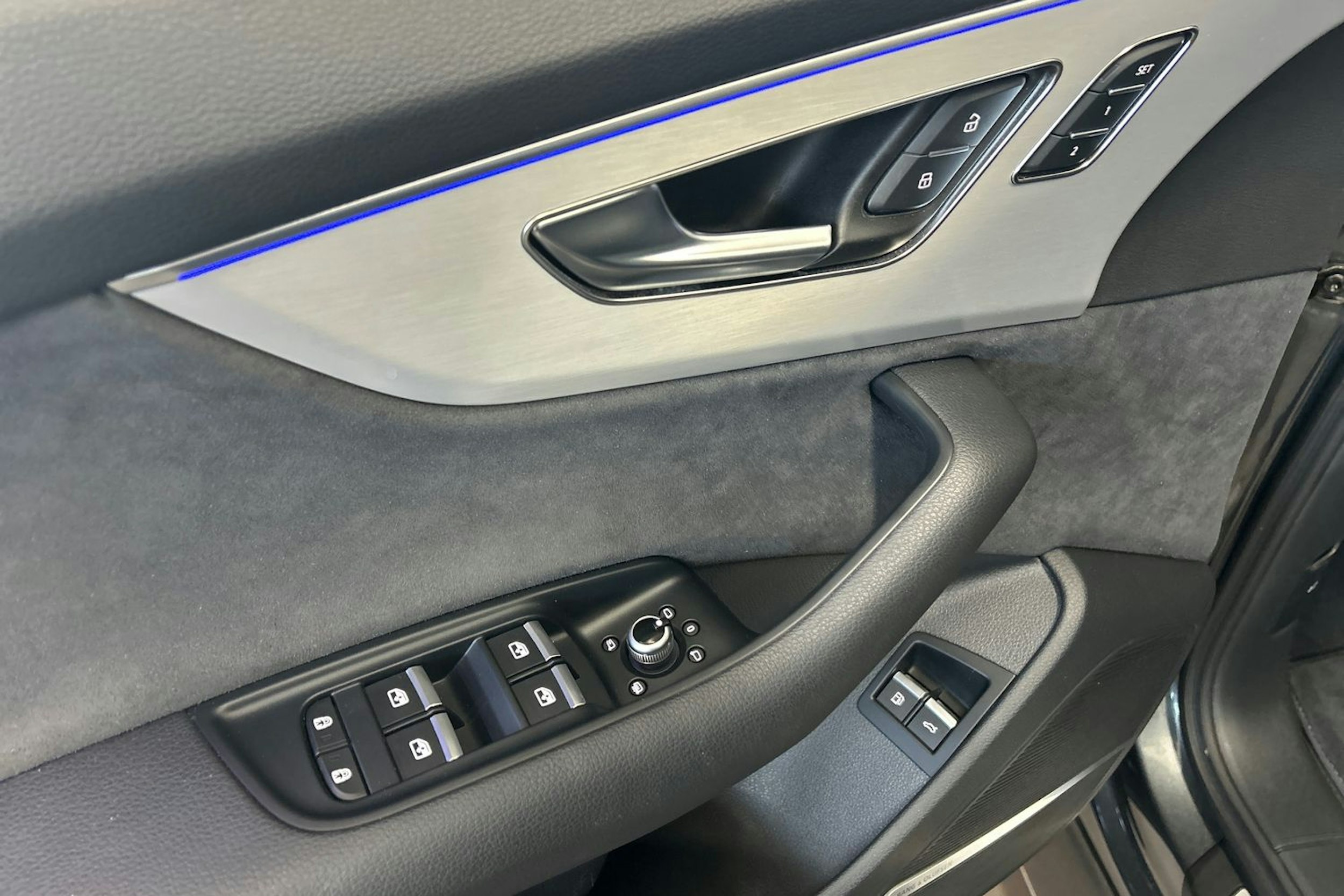 met. harmaa Audi Q7 2023 kuva 18.