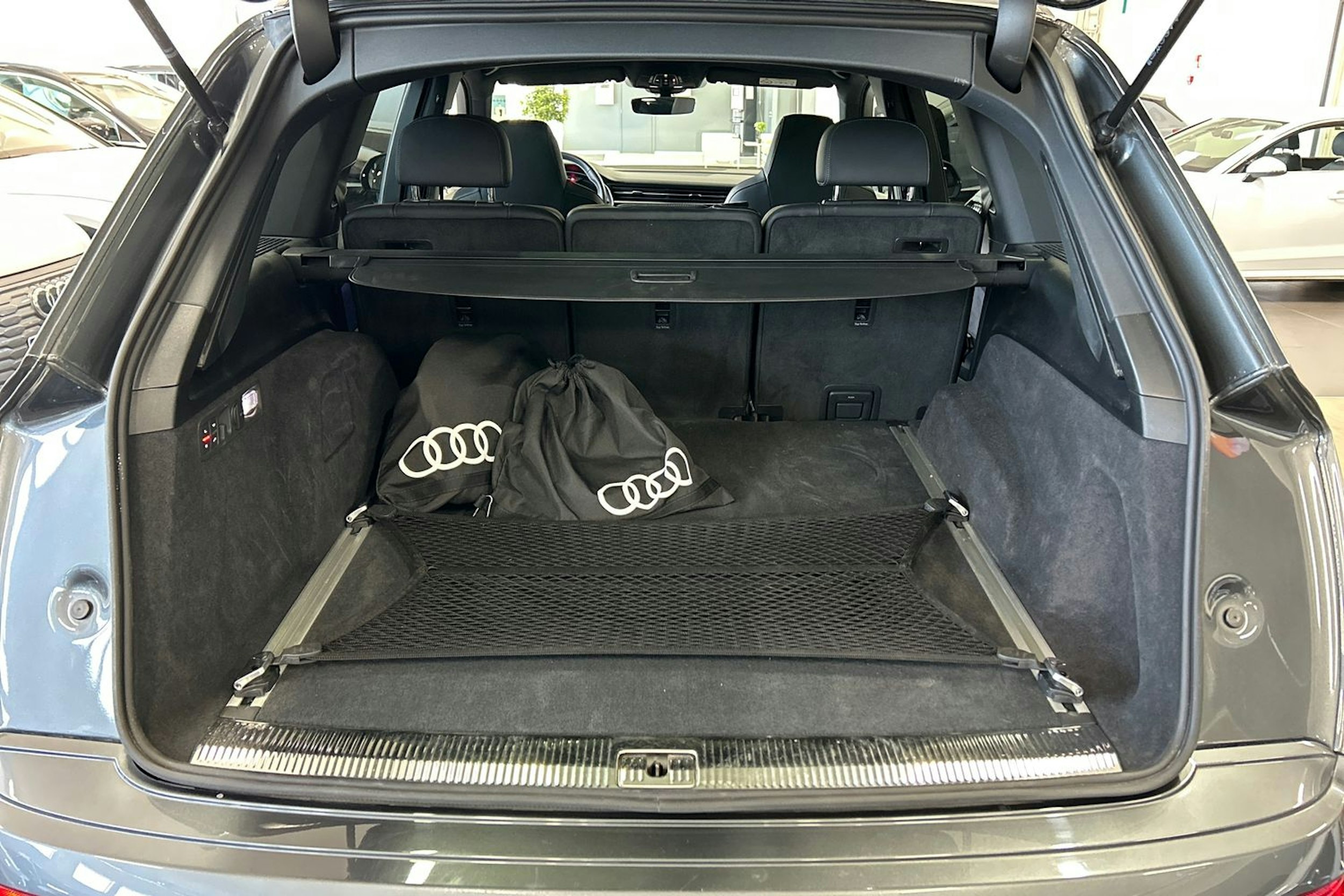met. harmaa Audi Q7 2023 kuva 20.